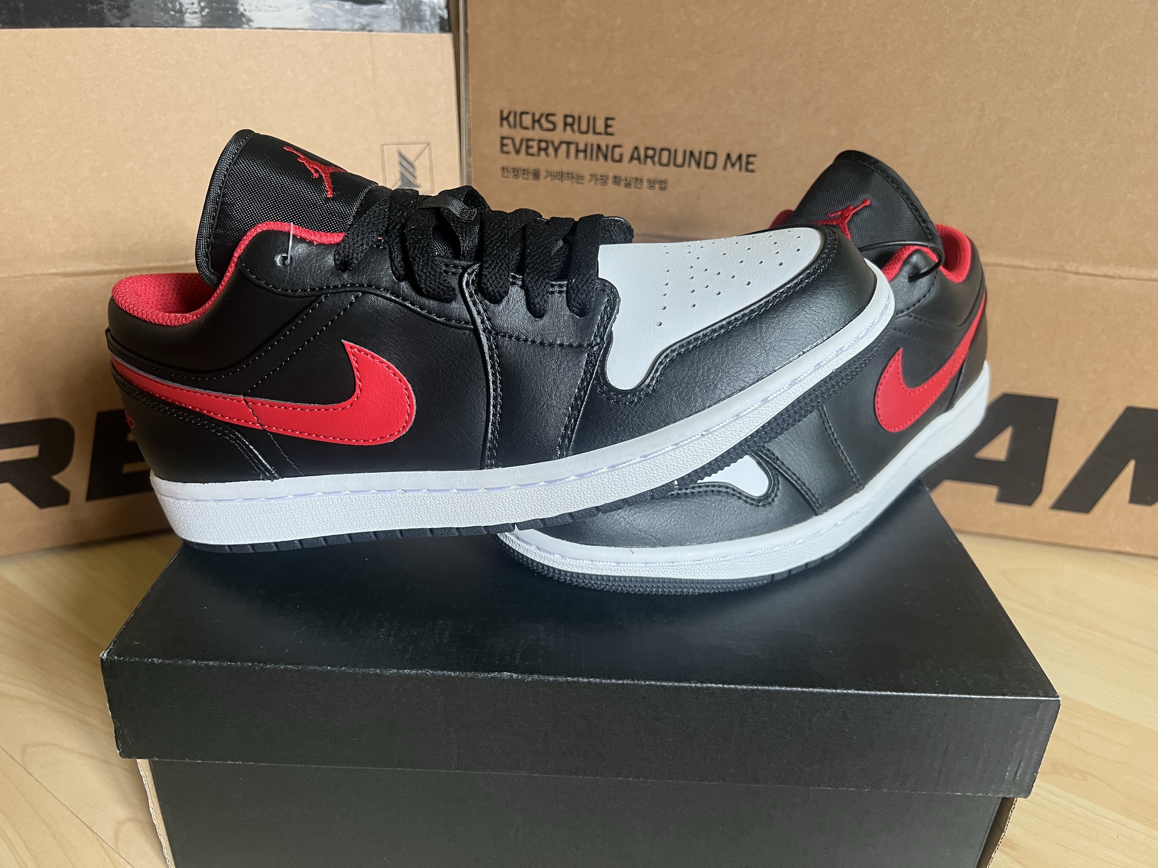 Jordan 1 Low Black Fire Red 착용 스타일