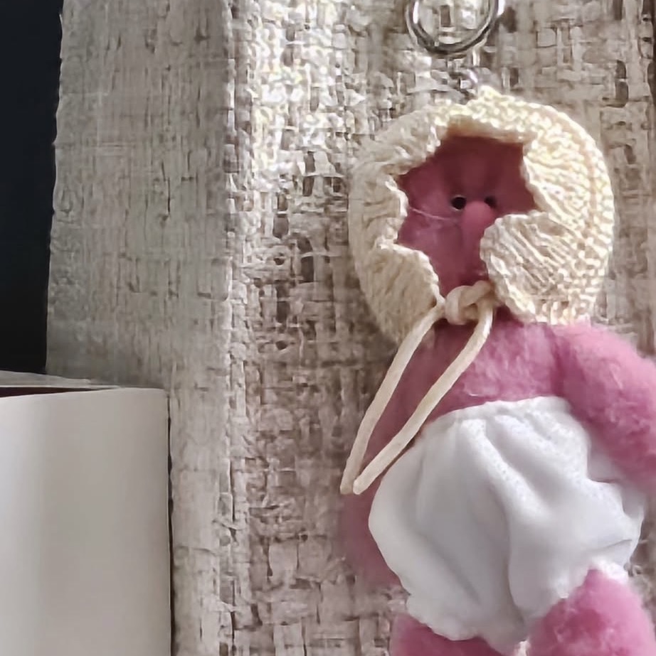 Monamhee FW Pingpingi Plush Keyring Pink 착용 스타일