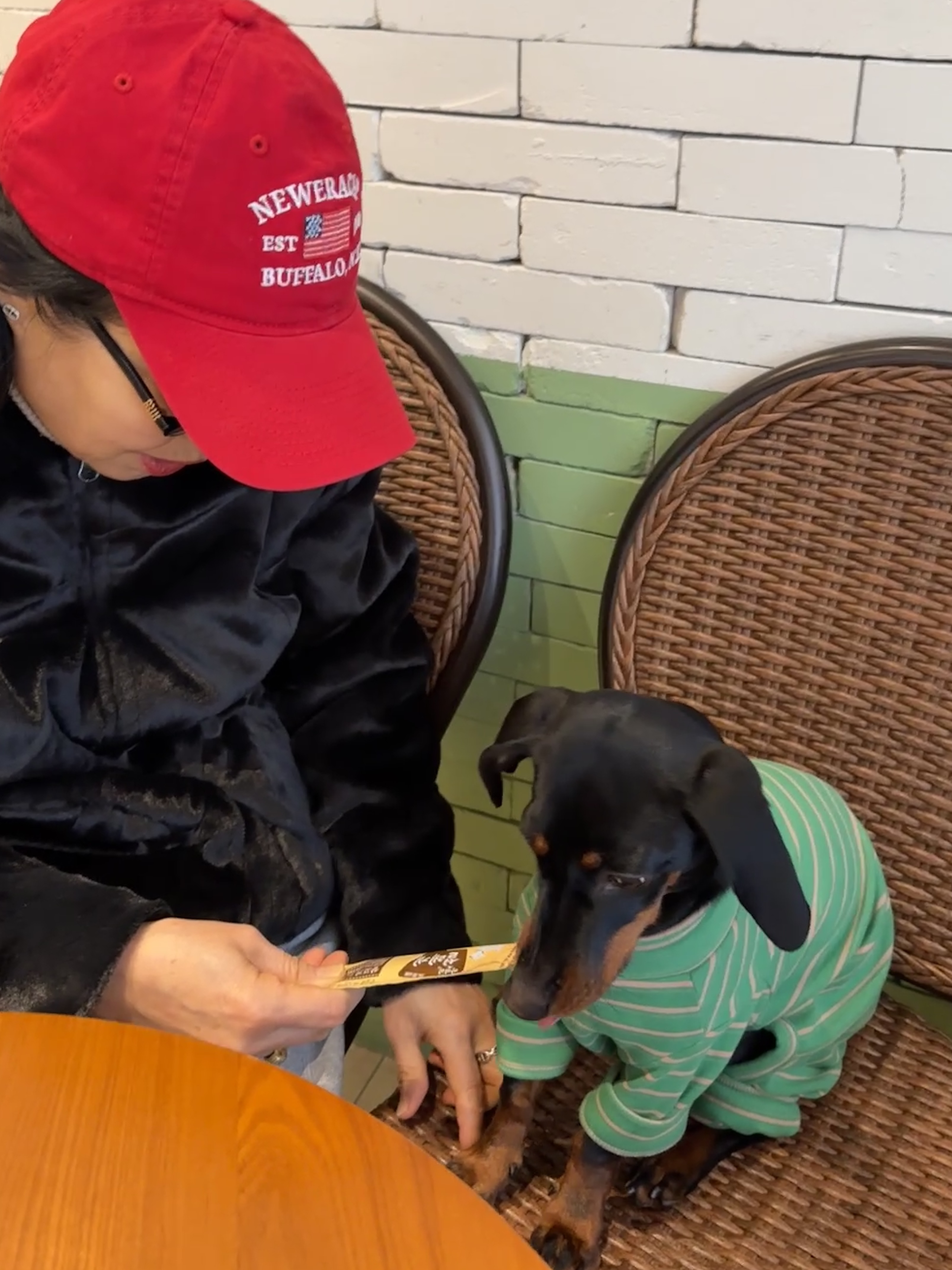 Alex Zono I Dig Running Red Mesh Trucker Hat Red, Supreme Varsity Hooded Sweatshirt Heather Grey - 23FW 착용 스타일 - 3