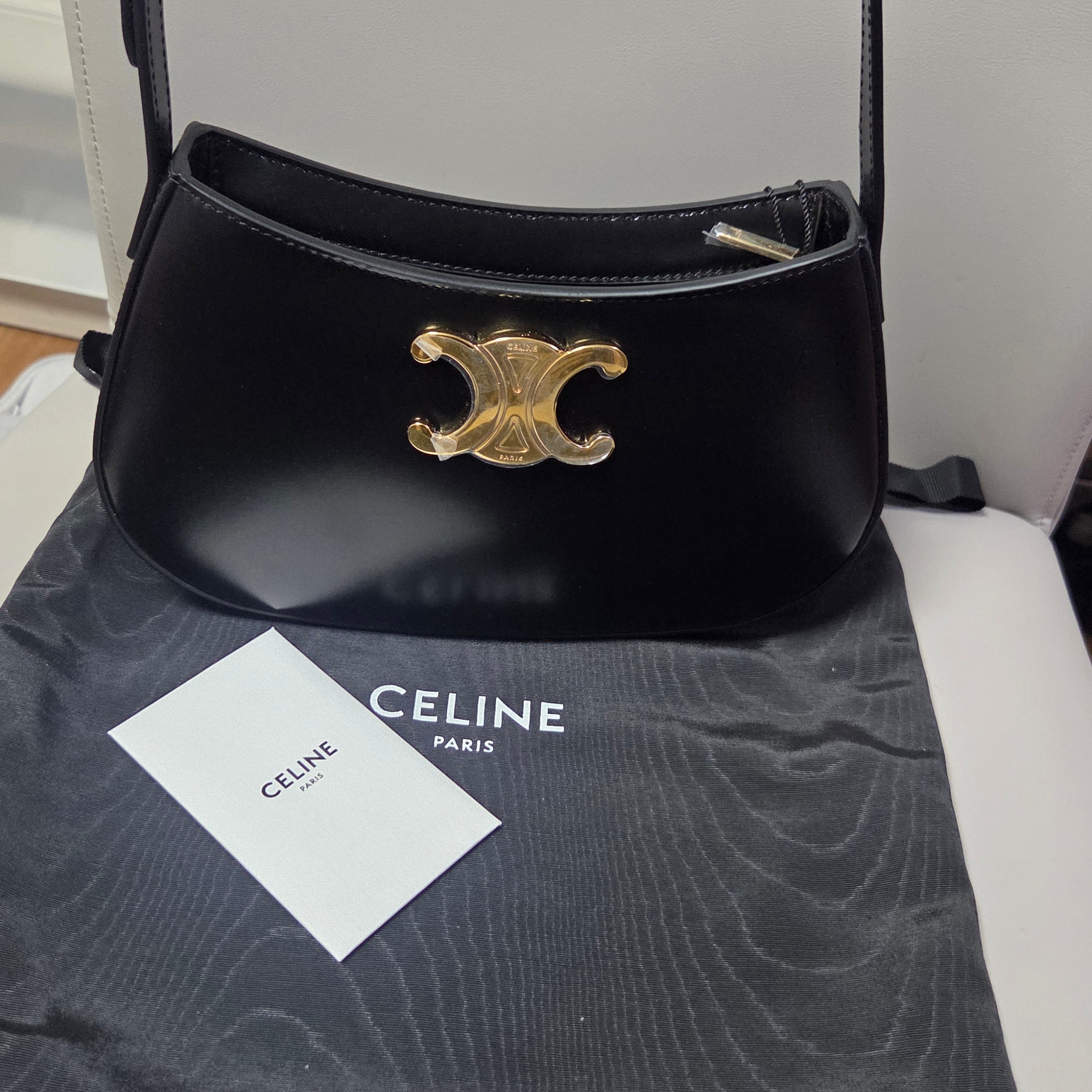 Celine Medium Tilly Bag in Shiny Calfskin Black 착용 스타일