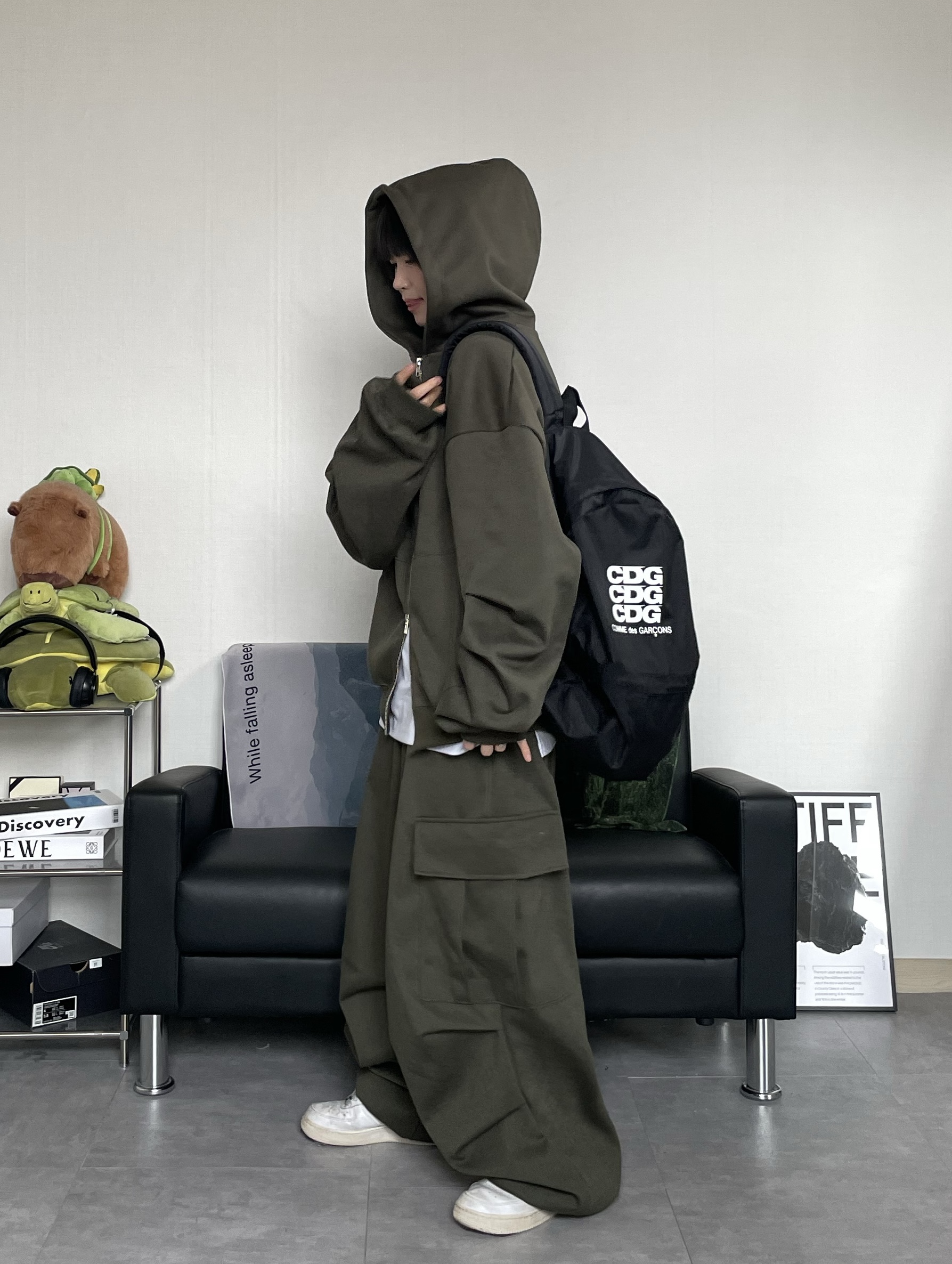 CDG Backpack Black, Our Legacy Ladon Leather Keychain Black 착용 스타일 - 1