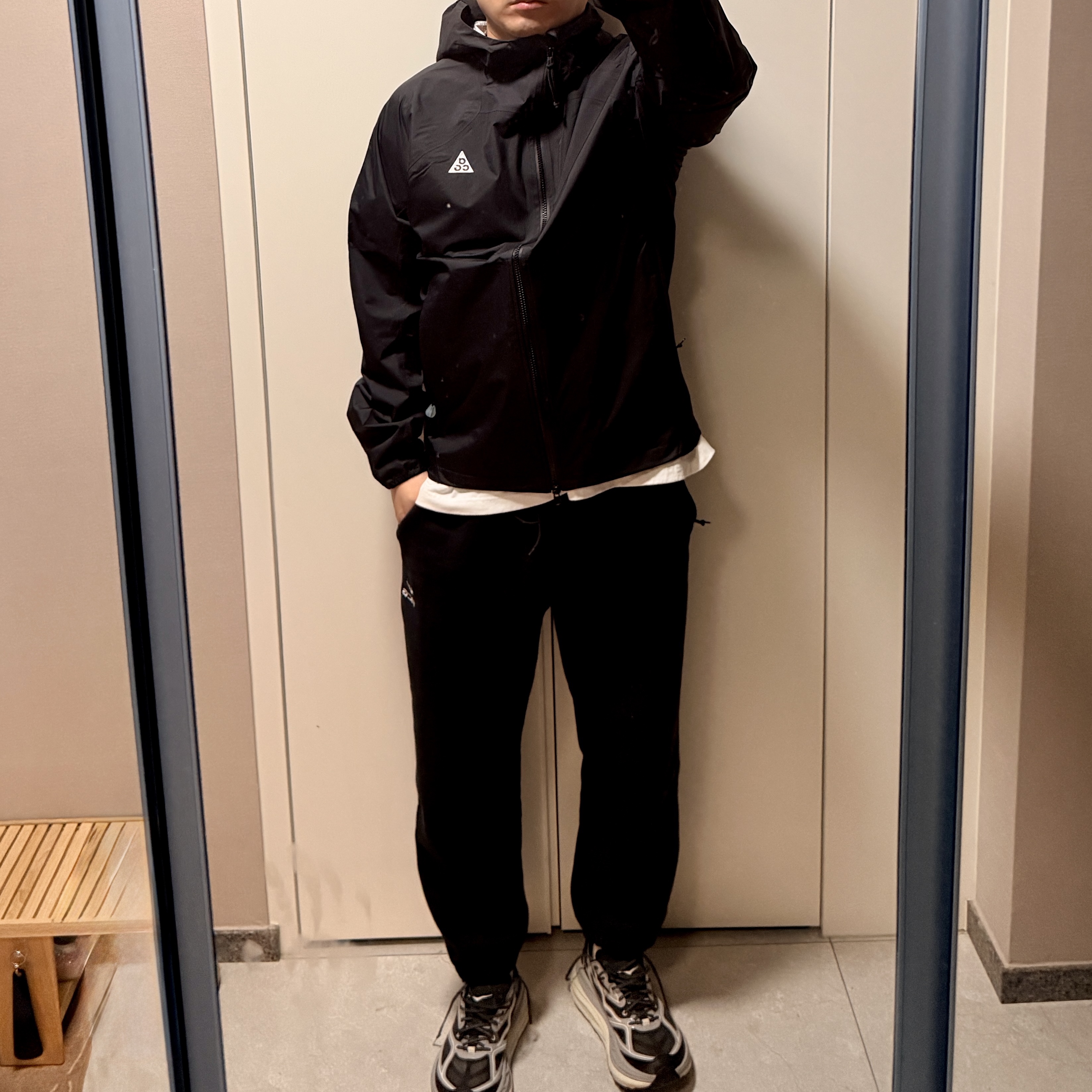 Nike ACG Phantazma Storm-Fit ADV Jacket Black Summit White - Asia, Nike ACG Lungs Therma-Fit Repel Tuff Fleece Trousers Black Anthracite - US/EU 착용 스타일
