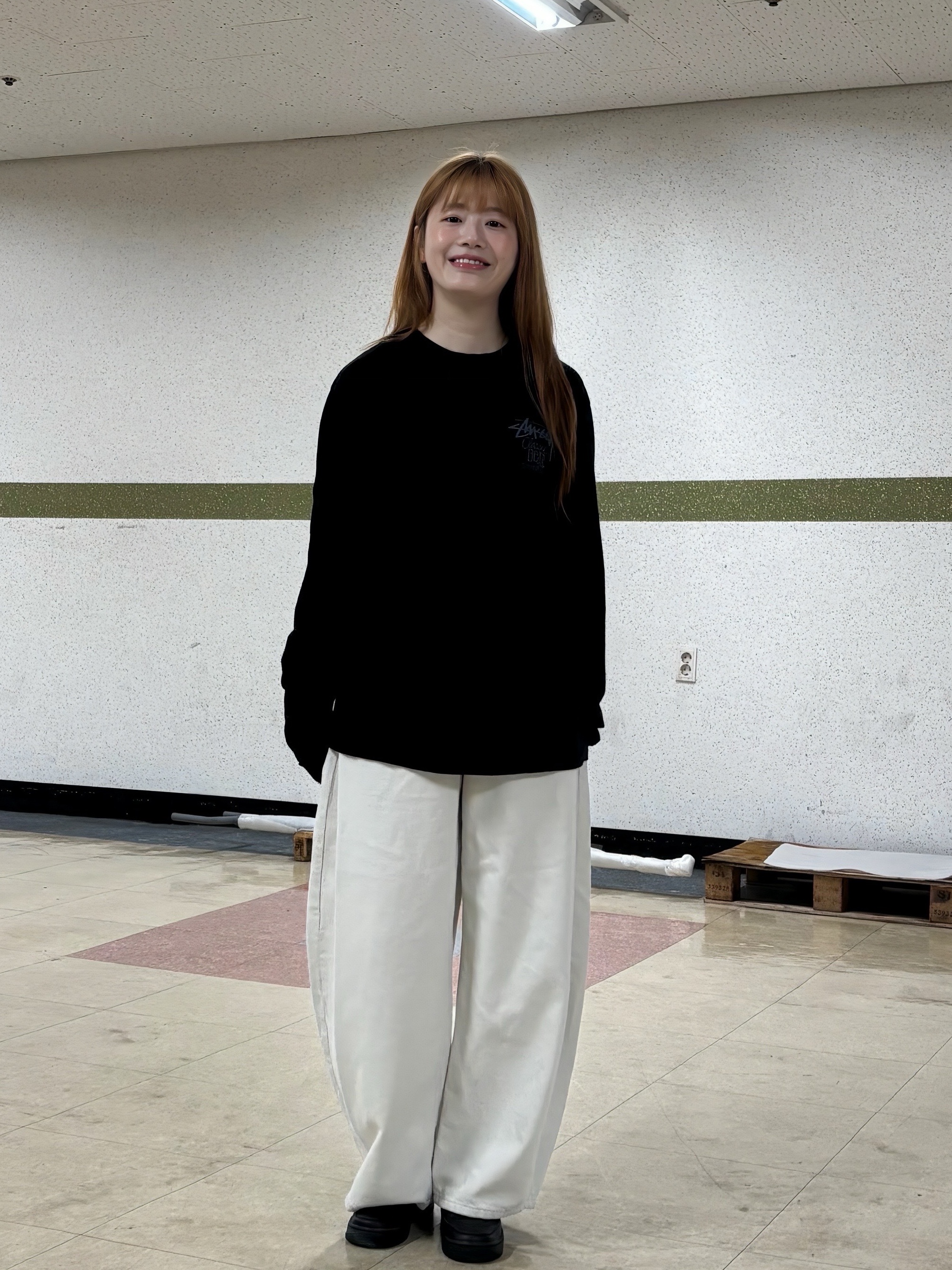 Stussy Classic Gear Pigment Dyed LS T-Shirt Black, (W) Nike Air Force 1 '07 Low Triple Black 착용 스타일 - 1