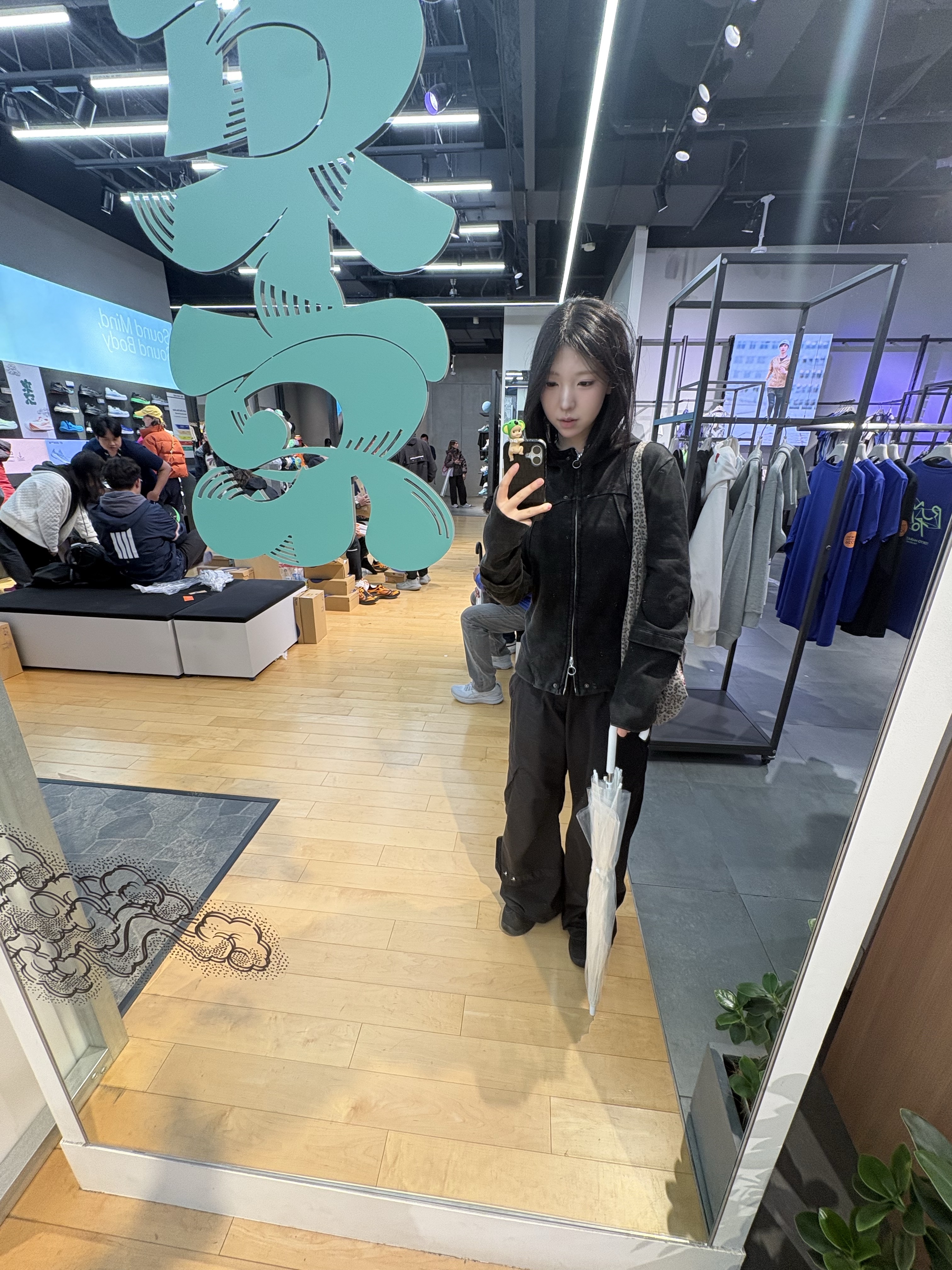 (W) Mischief Rhombus Punching Hoodie Zip Up Washed Black 착용 스타일 - 2