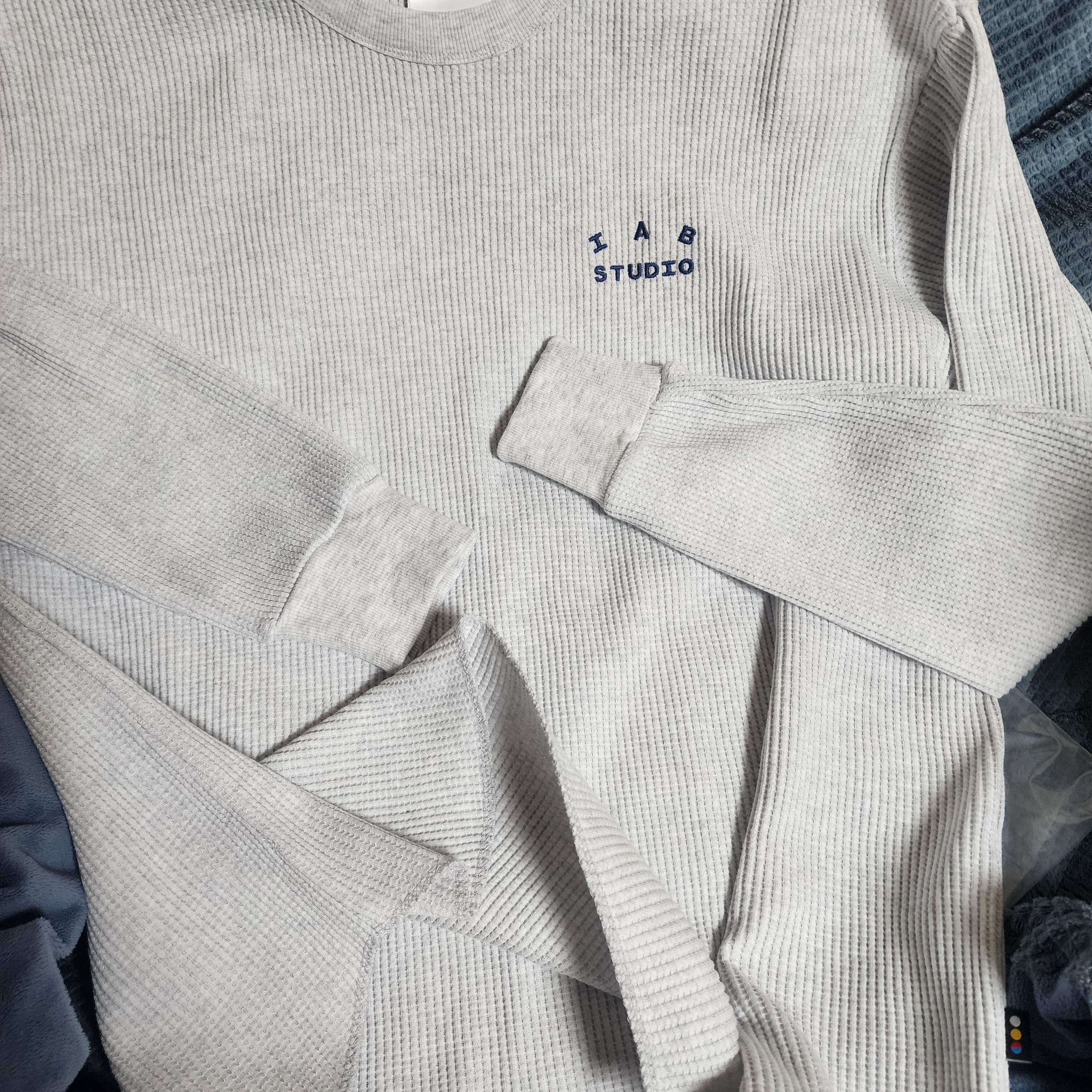 IAB Studio IAB Waffle Long Sleeve Light Gray 착용 스타일 - 2