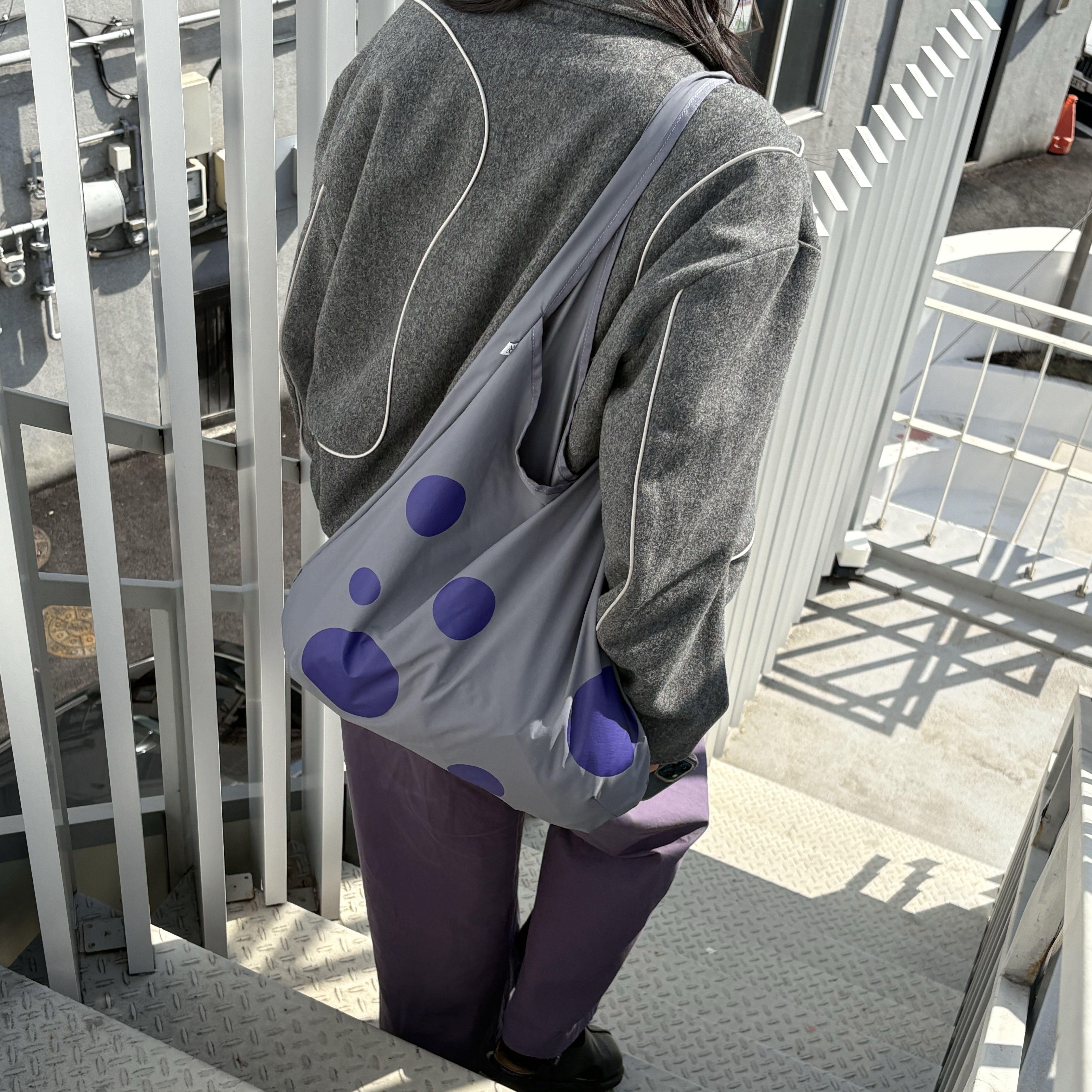 ACOC Dot Bubble Bag Charcoal 착용 스타일 - 2