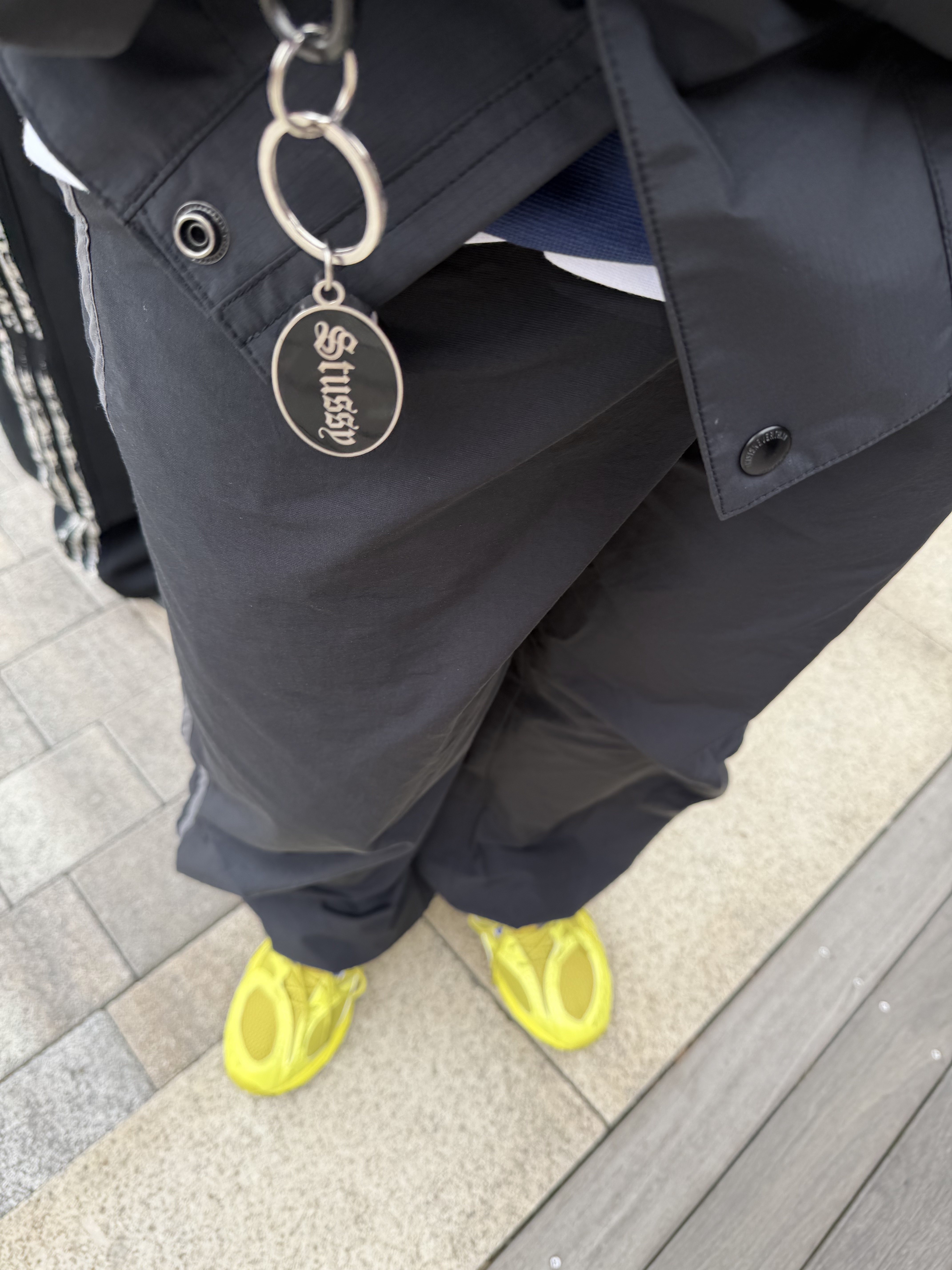 Asics Gel-Nimbus 10.1 Kelp Lemon Spark, Stussy O.E. Badge Keychain 착용 스타일 - 3