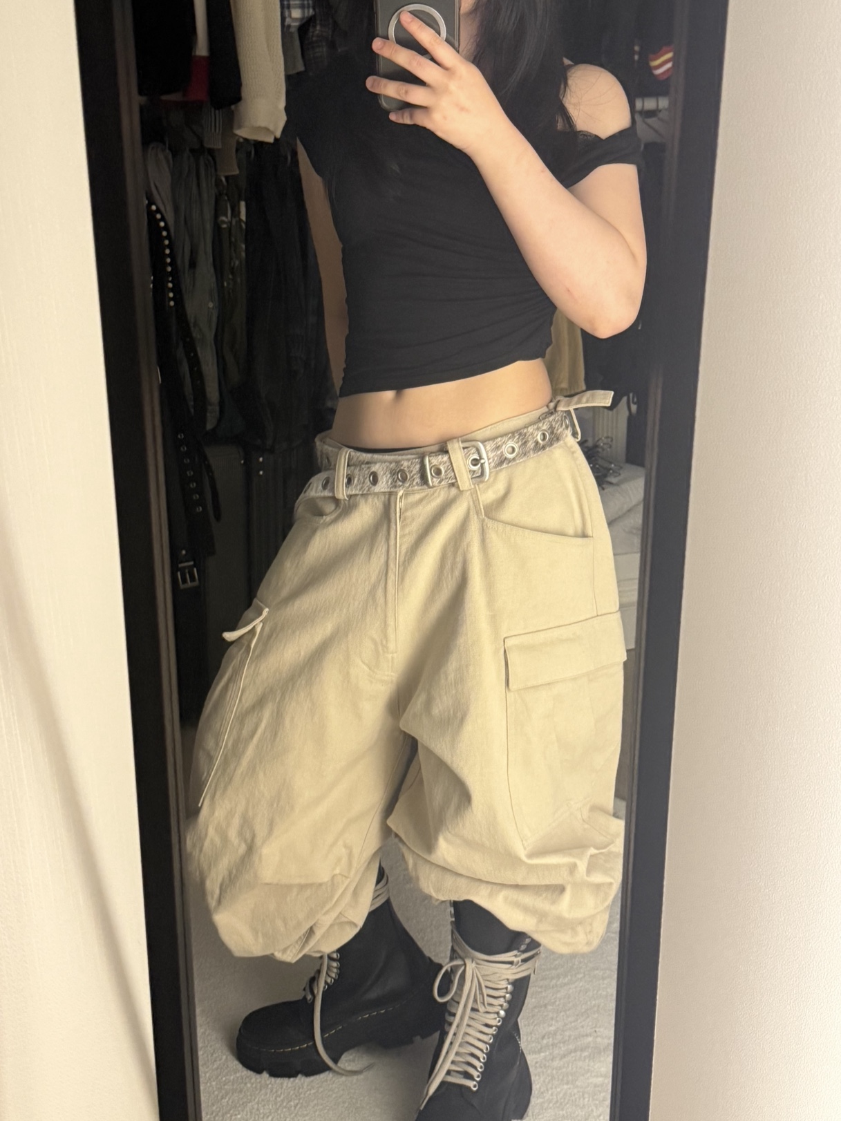 Dr. Martens x Rick Owens 1918 DMXL Calf Length Boot Black, Nonnod Side Zip Cargo Pants Beige 착용 스타일
