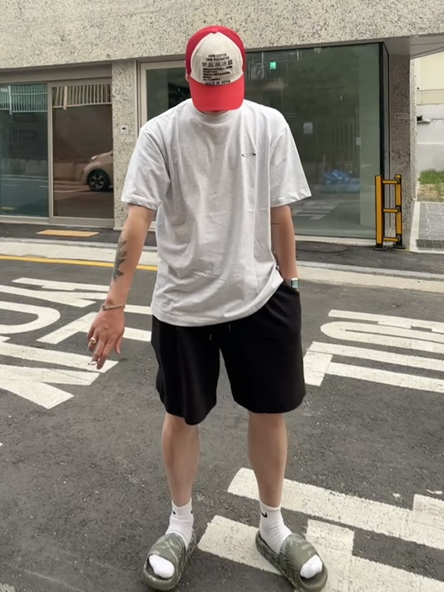 Casio AQ-230A-2A2MQY, Adidas Adilette 22 Olive Strata 착용 스타일 - 2