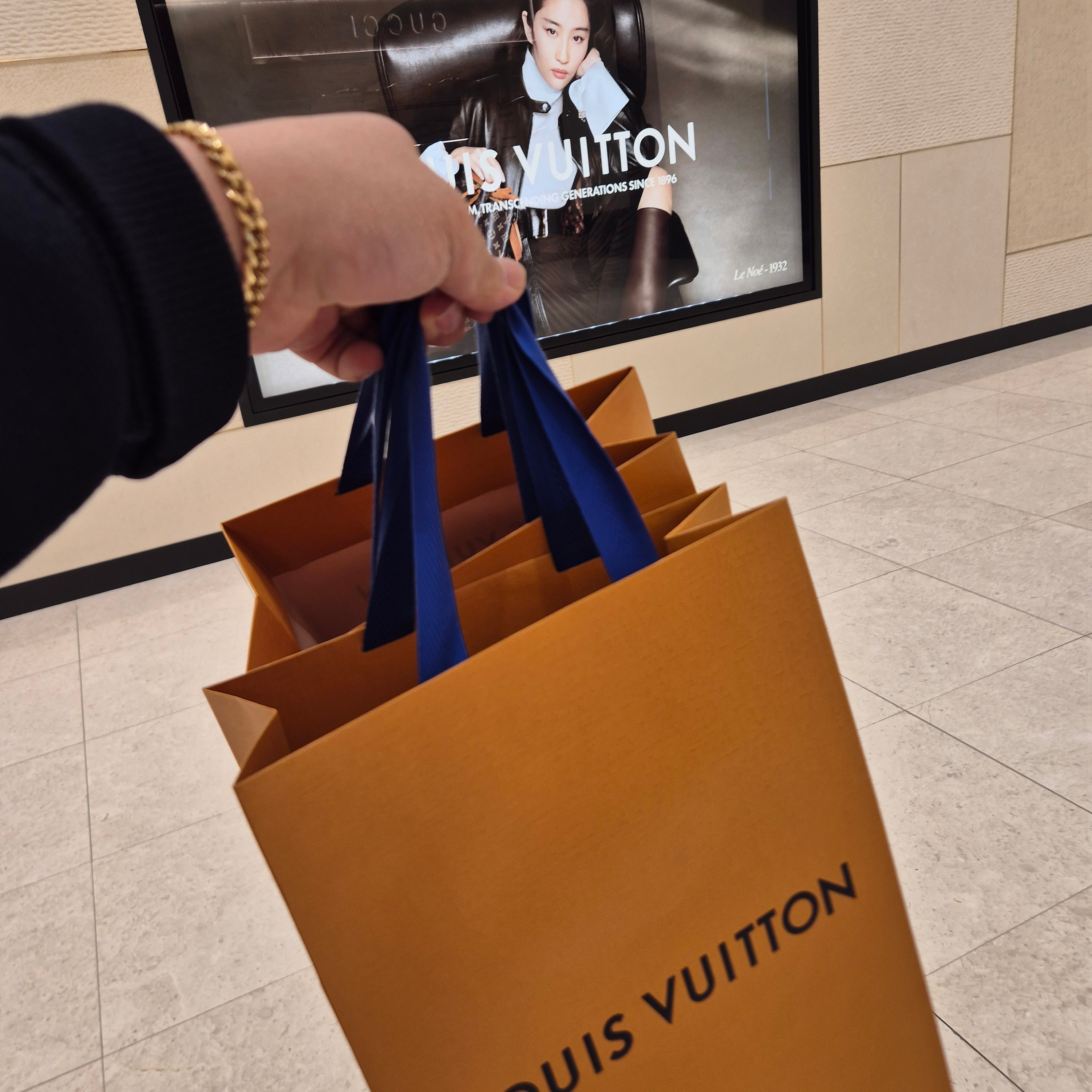 Louis Vuitton Gaston Wearable Wallet Monogram Macassar, Louis Vuitton Key Pouch Monogram 착용 스타일 - 2