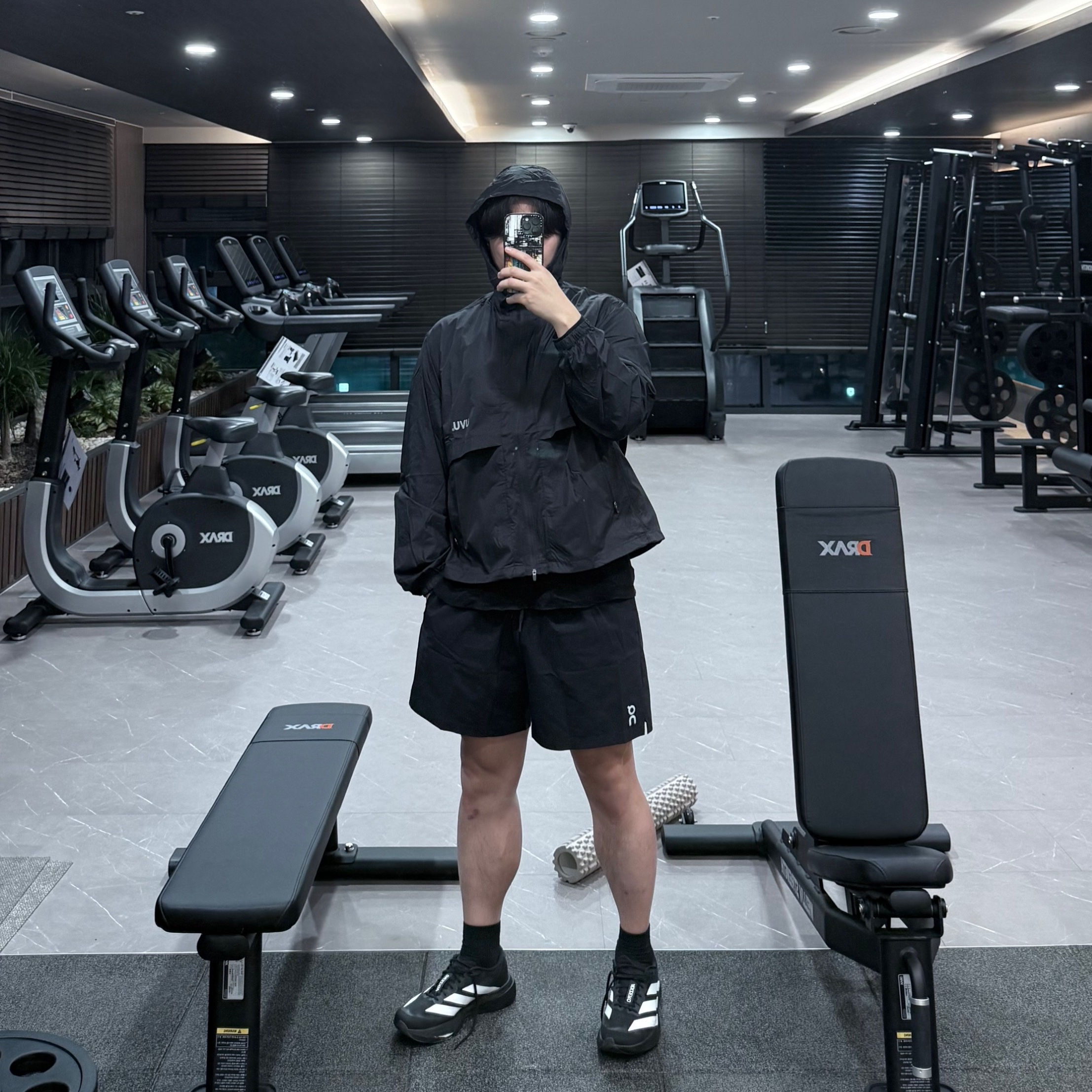 UVU Ultralight Windbreaker Black 착용 스타일