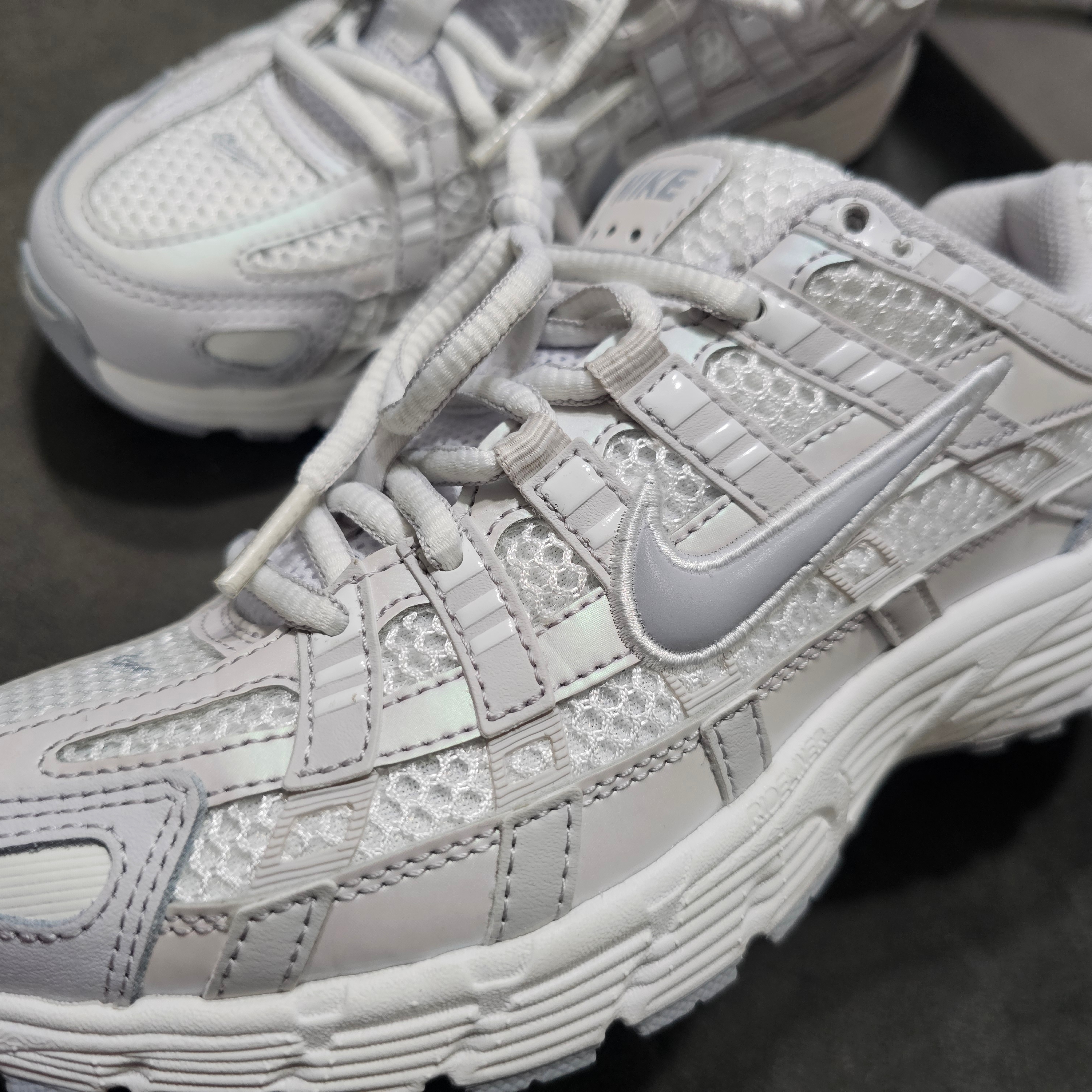 (W) Nike P-6000 SE Summit White Vast Grey 착용 스타일 - 2