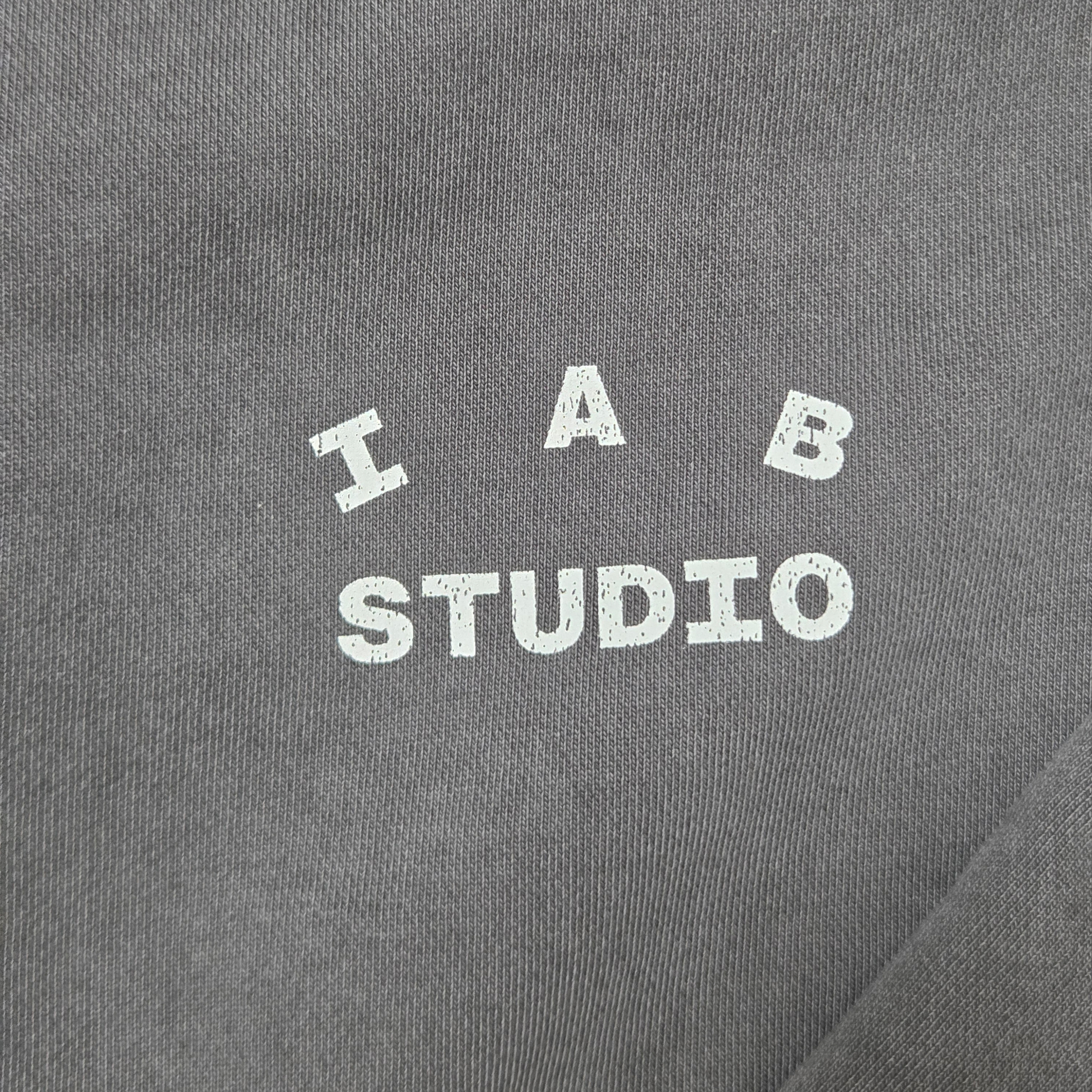 IAB Studio IAB Damaged Logo Sweatshirt Charcoal 착용 스타일 - 4