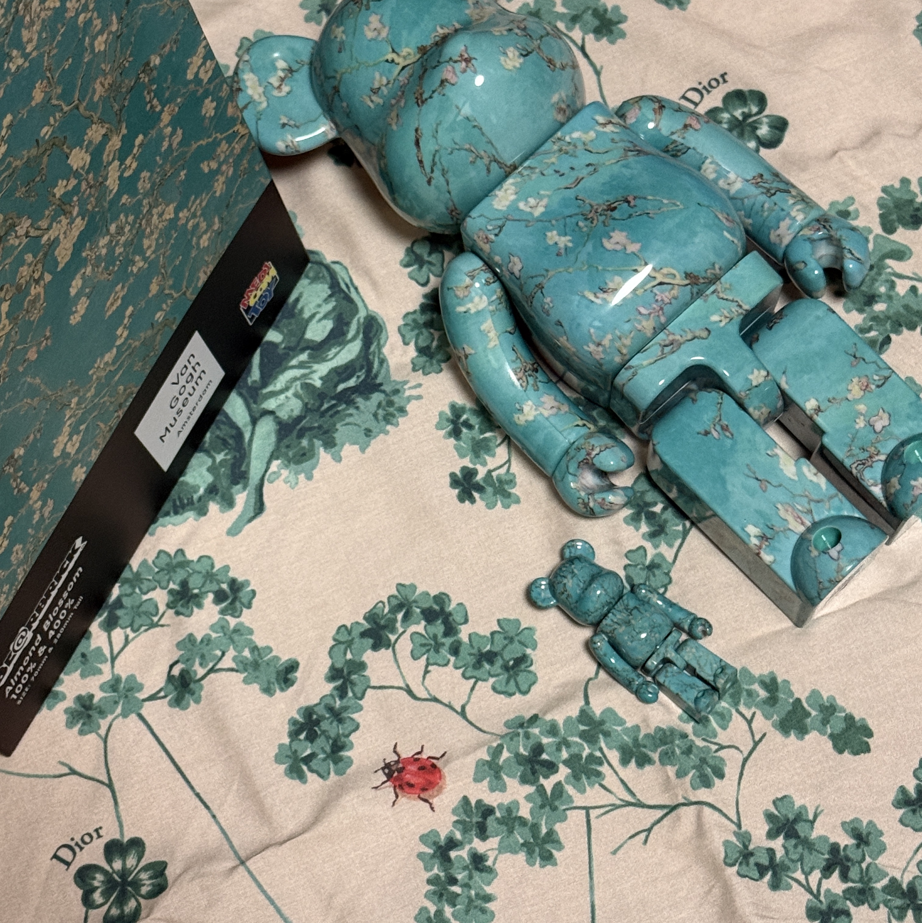 Bearbrick x Vincent Van Gogh Museum Almond Blossom 100% & 400% Set 착용 스타일