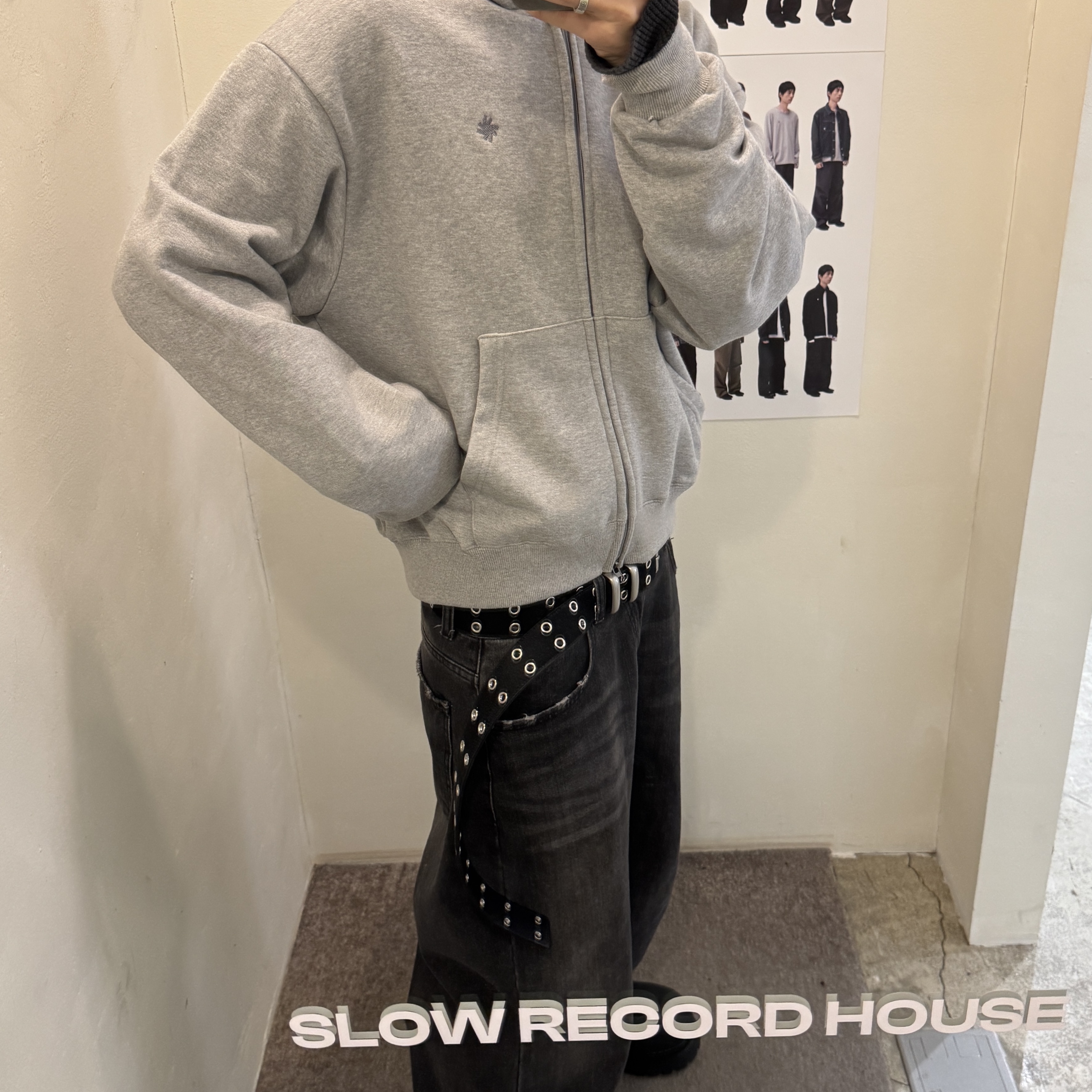 SLOW RECORD HOUSE Crop Hood Zip-Up Grey, SLOW RECORD HOUSE Washed Wide Denim Pants Black 착용 스타일 - 2
