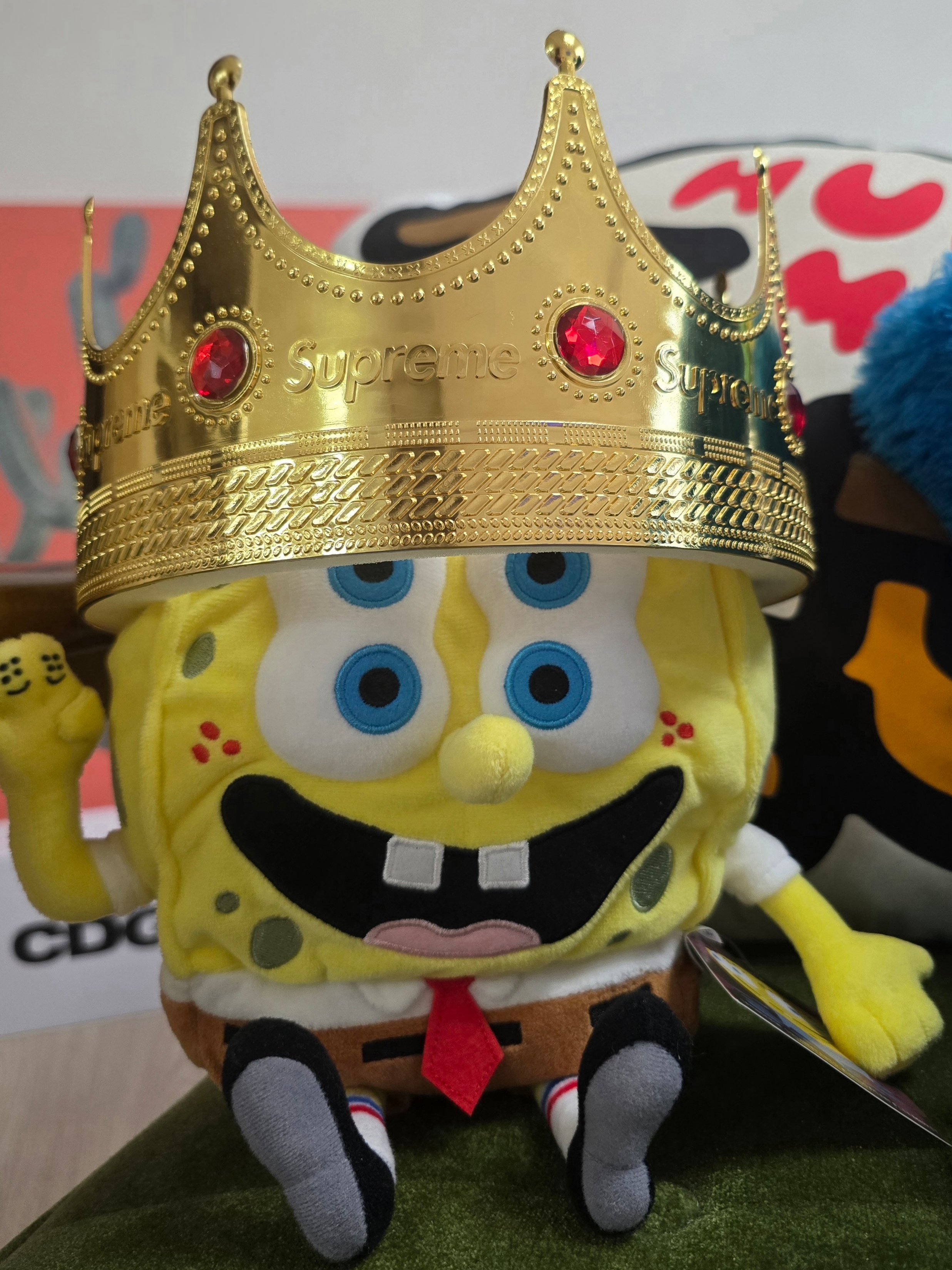 Uniqlo UT x CPFM x SpongeBob Plush Toy SpongeBob, Uniqlo x Kaws Sesame Street Cookie Monster Plush Toy Blue 착용 스타일