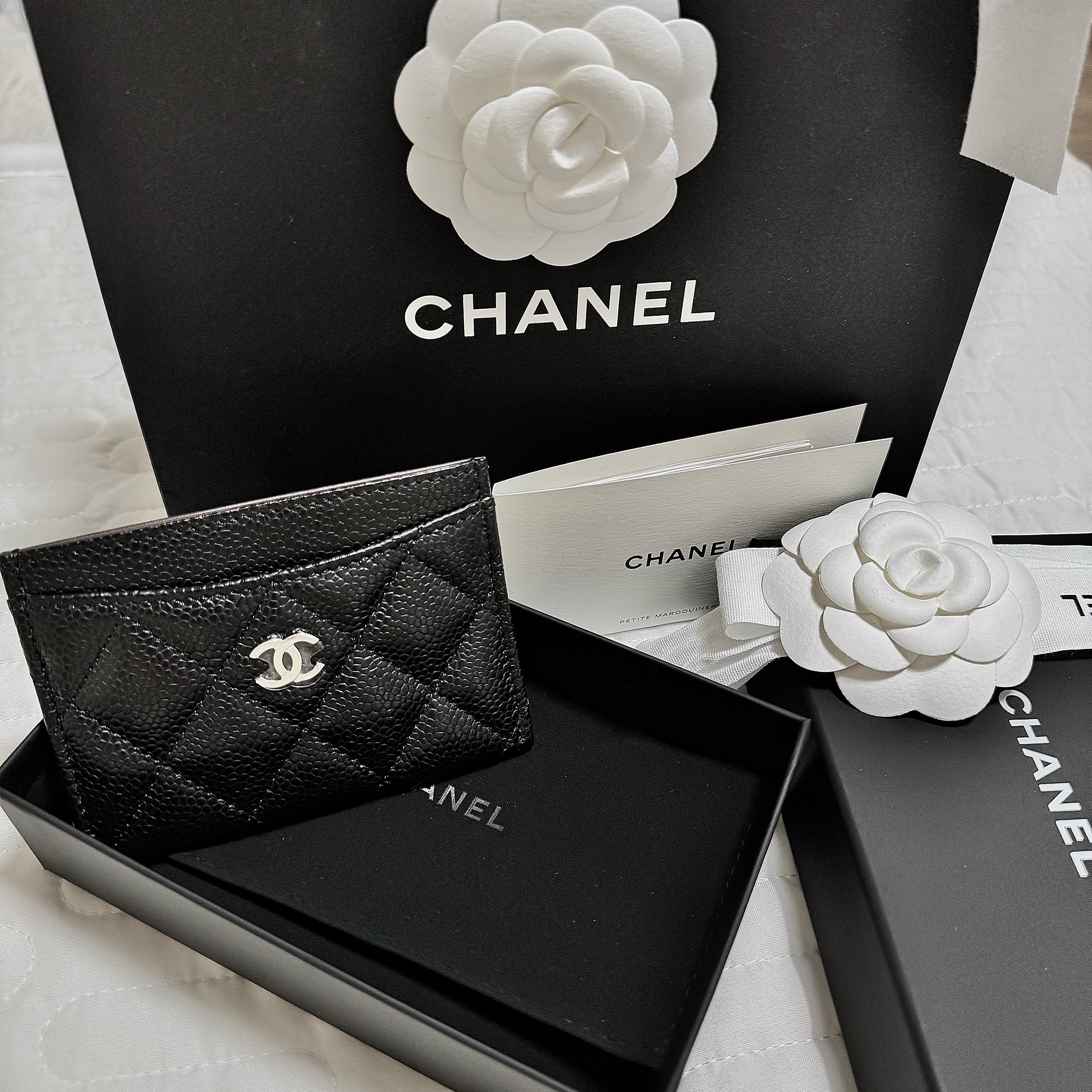 Chanel Classic Card Holder Grained Calfskin & Silver Black 착용 스타일 - 2