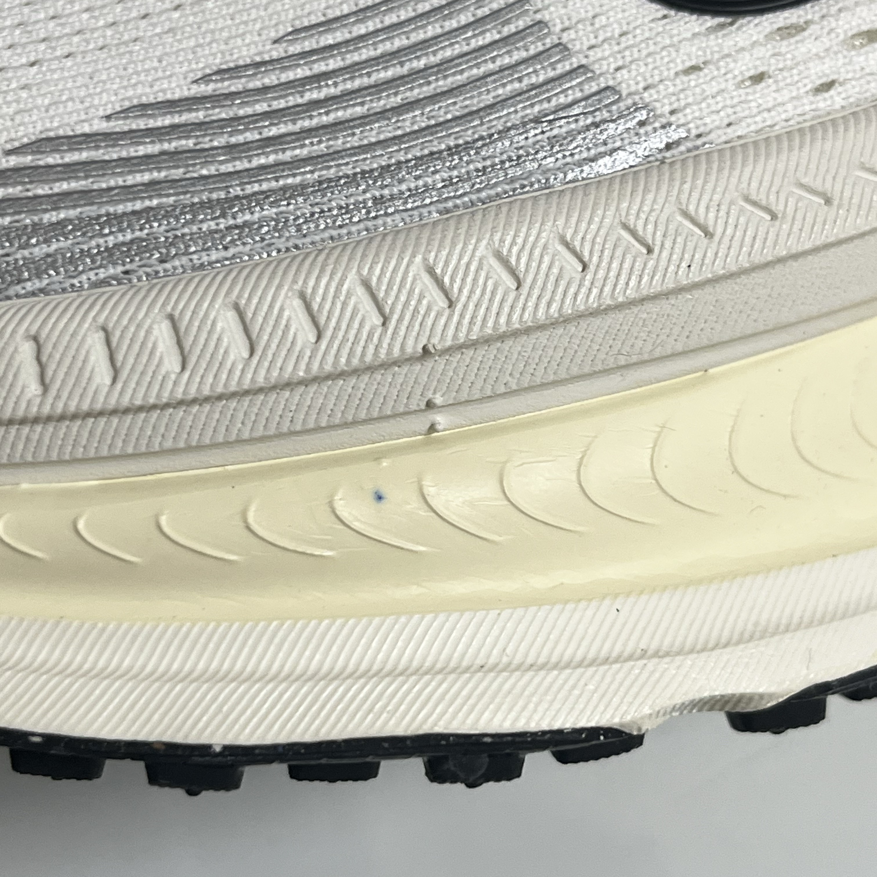 Nike Vomero 18 Summit White Coconut Milk 착용 스타일 - 1