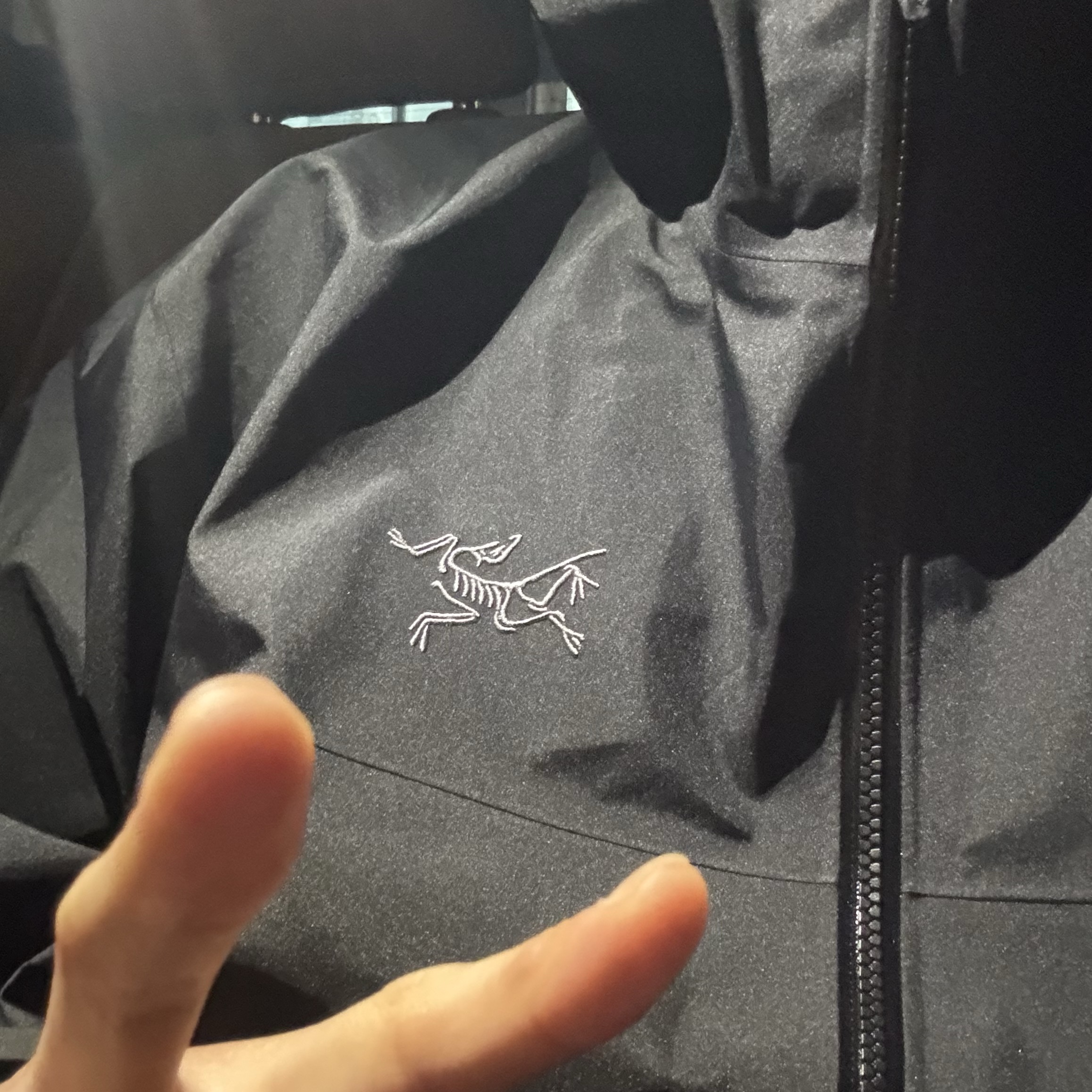 Arc'teryx Beta Jacket Black 착용 스타일 - 2