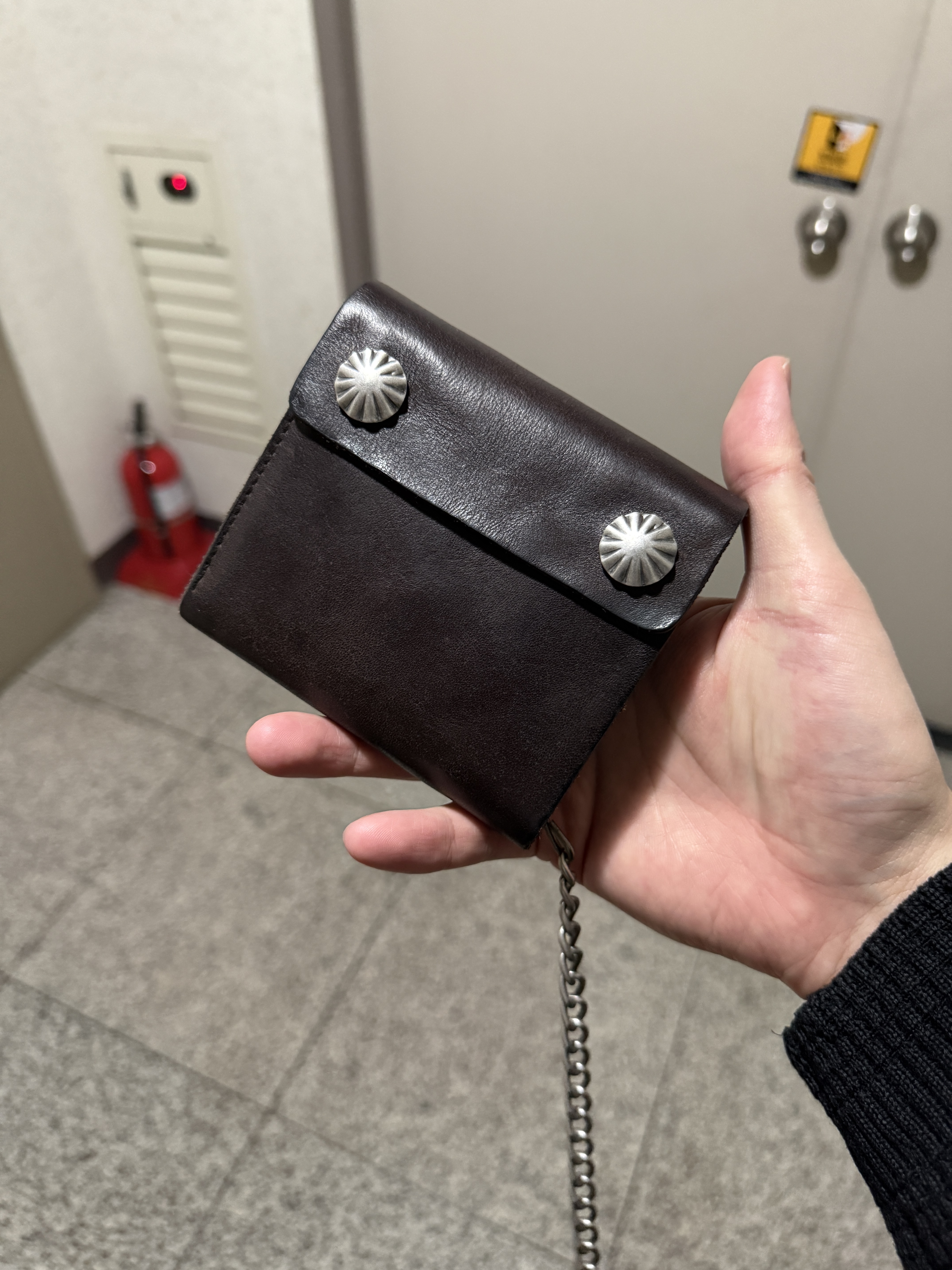Double RL Concho Leather Chain Wallet Dark Brown 착용 스타일 - 1