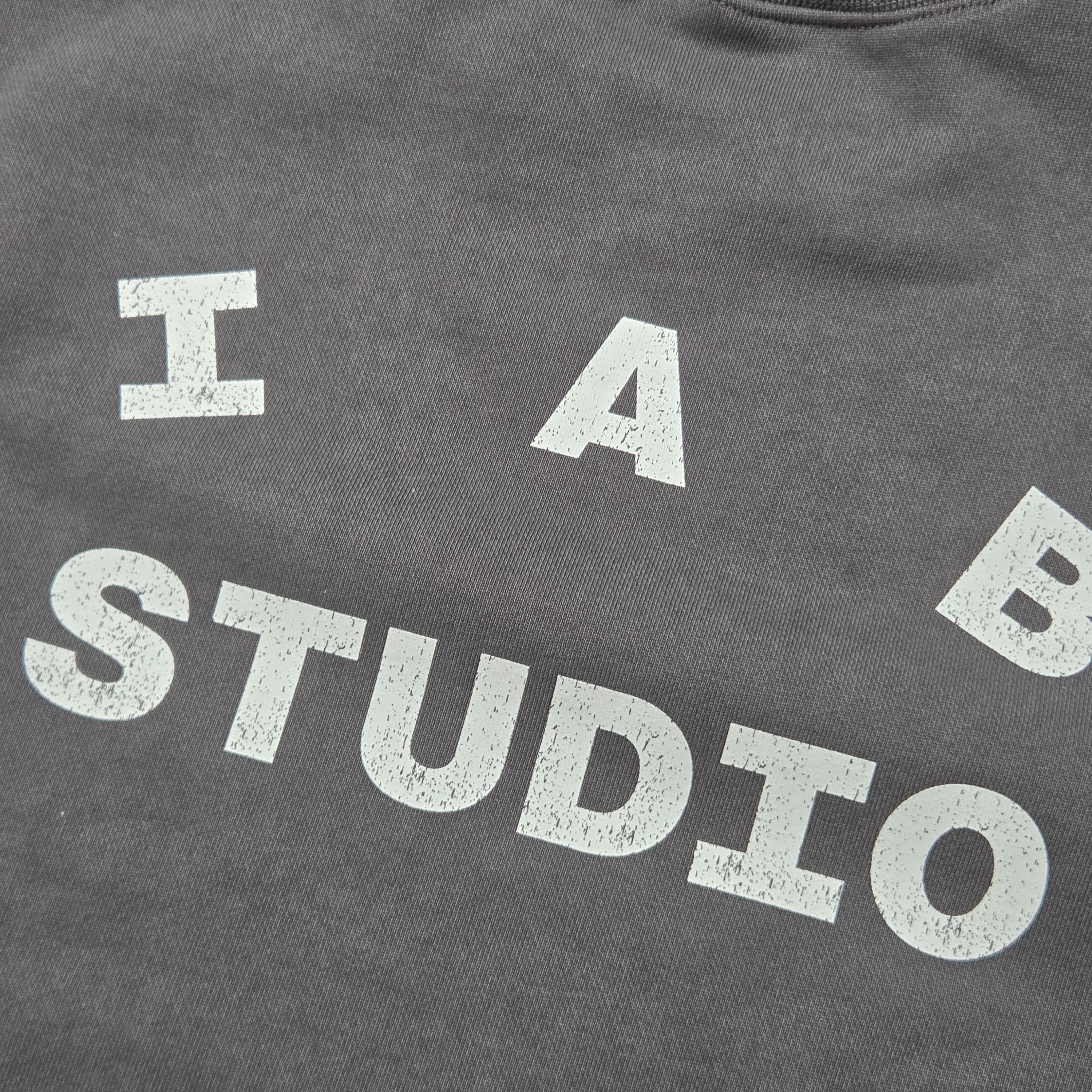 IAB Studio IAB Damaged Logo Sweatshirt Charcoal 착용 스타일 - 1