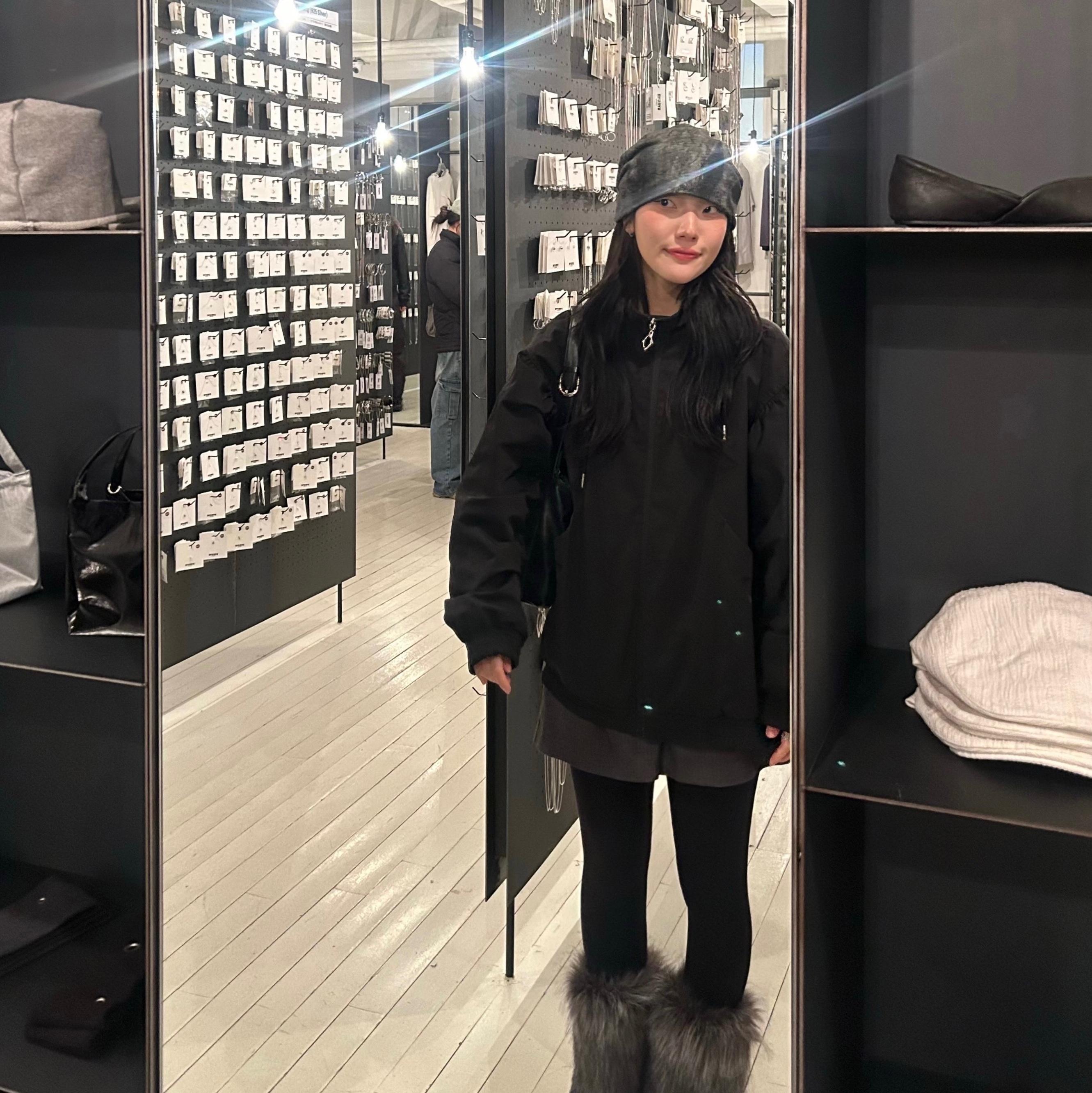 (W) Mischief Bonnet Hoodie Jacket Black 착용 스타일