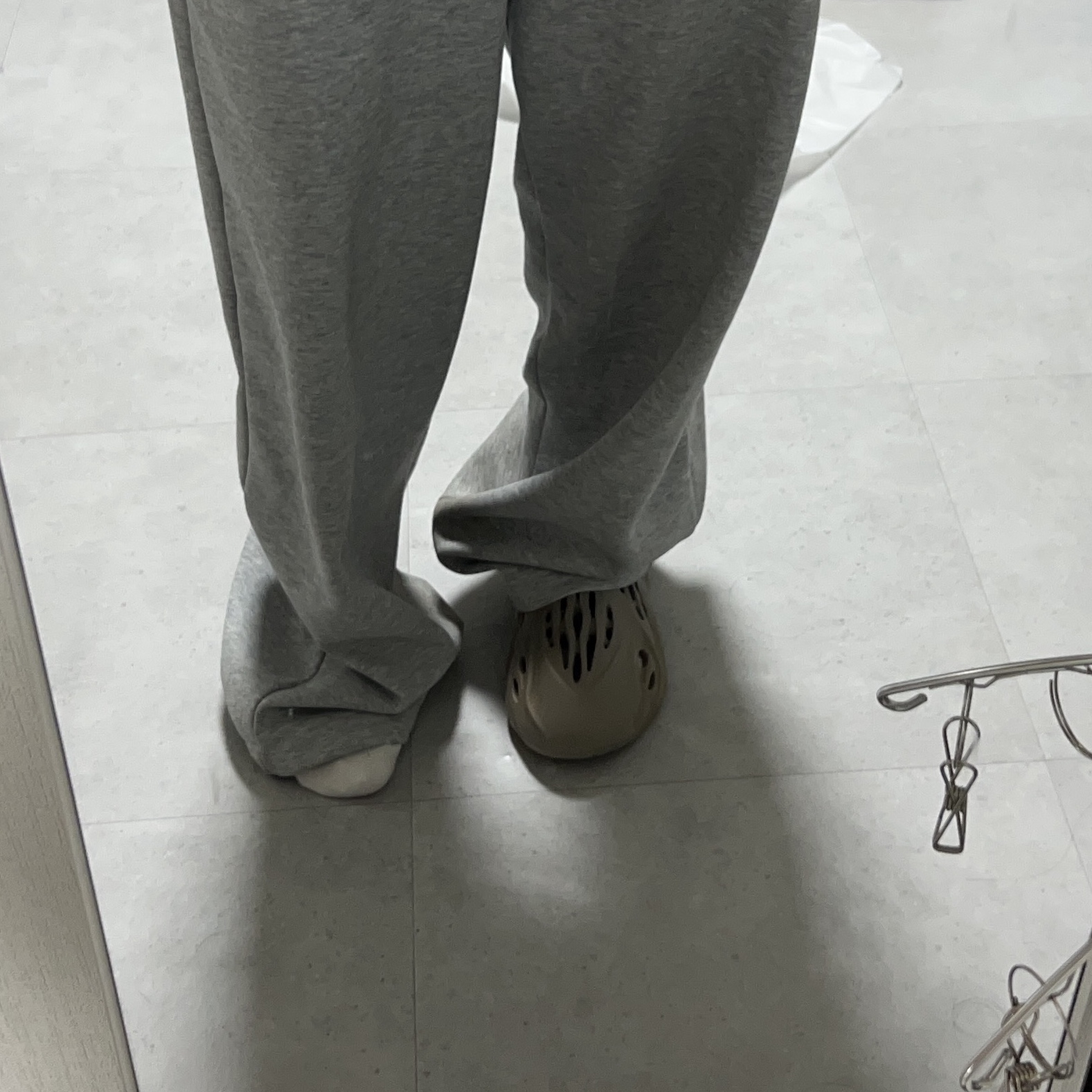 Adidas Yeezy Foam RNNR Stone Sage 착용 스타일