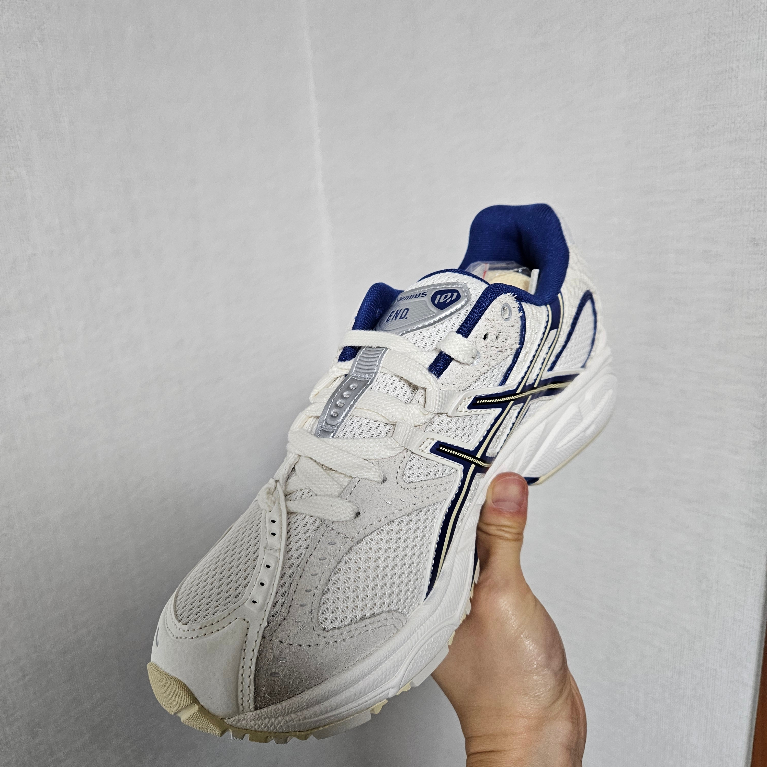 Asics x END. Gel-Nimbus 10.1 Snow White Sodalite Blue 착용 스타일 - 3