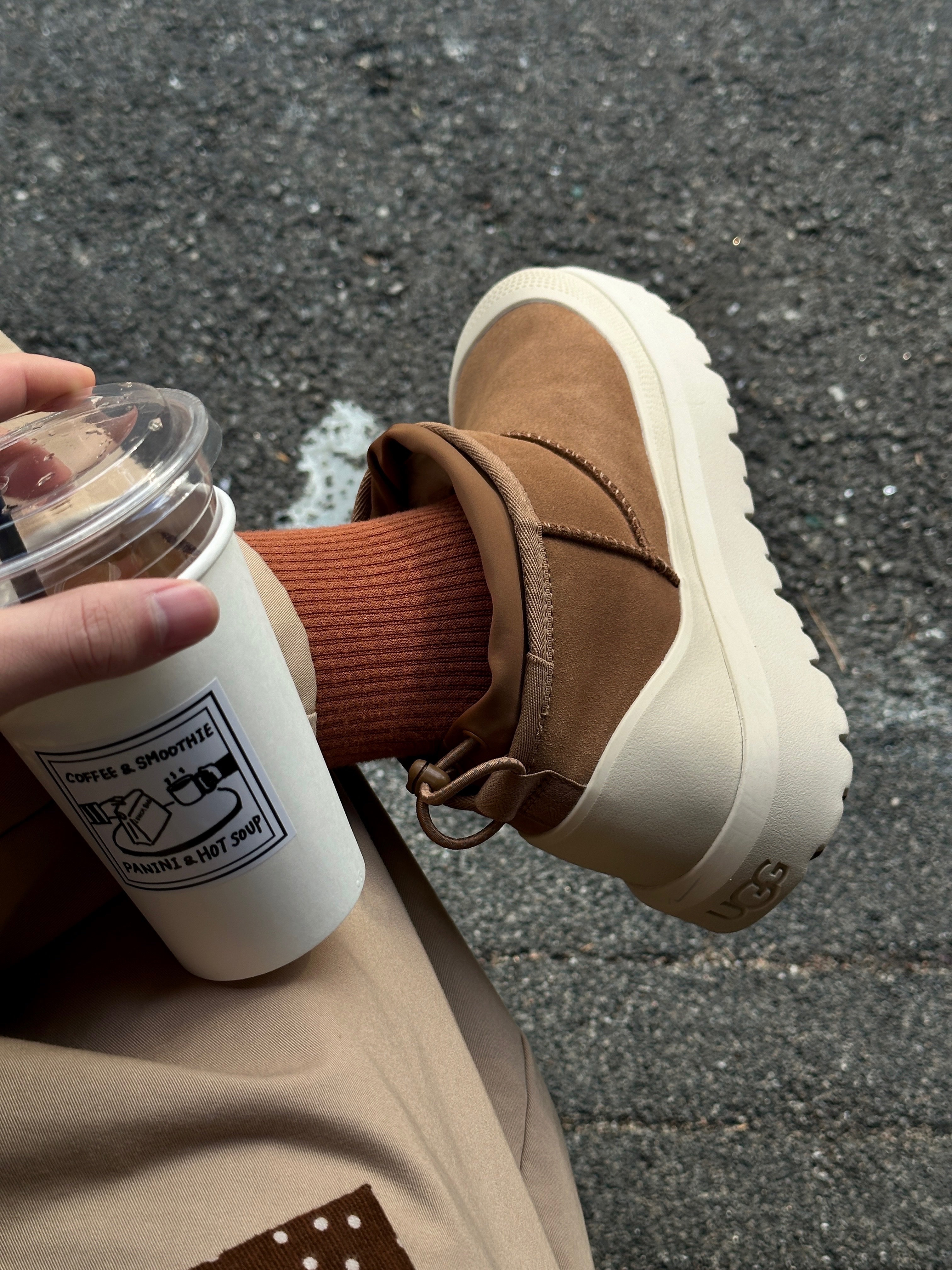 UGG Classic Ultra Mini Weather Hybrid Chestnut Whitecap 착용 스타일 - 4