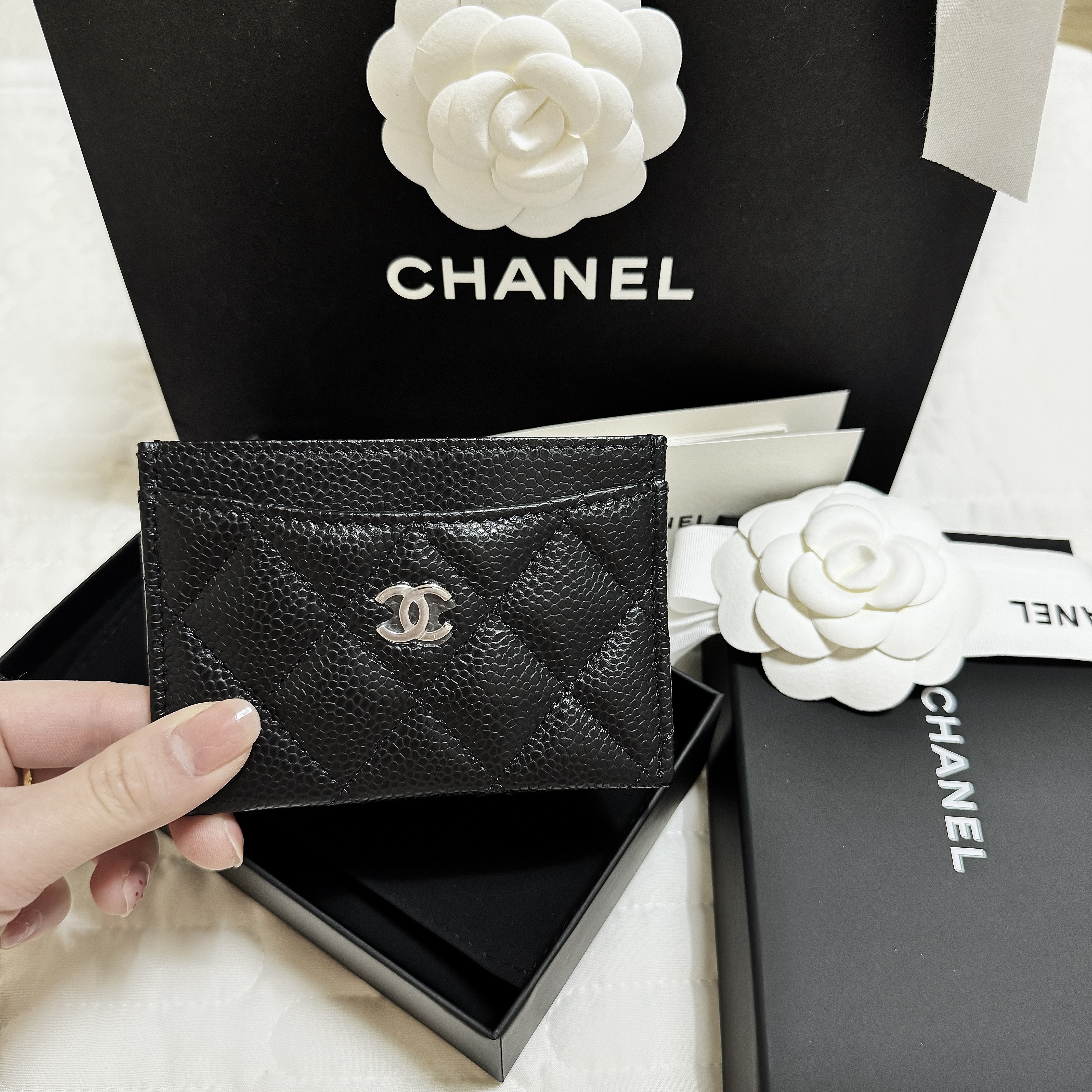 Chanel Classic Card Holder Grained Calfskin & Silver Black 착용 스타일 - 1