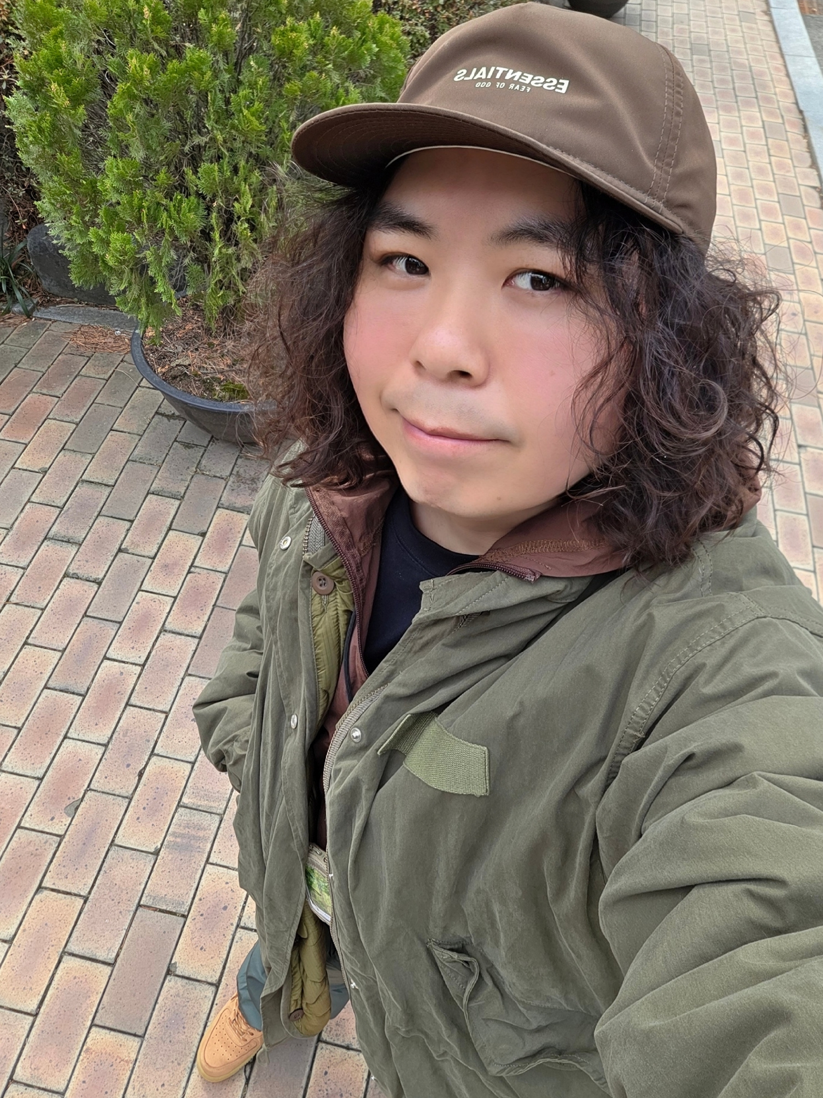 Essentials x New Era Retro Crown Strapback Brown, Human Made Military Card Case Beige 착용 스타일 - 3