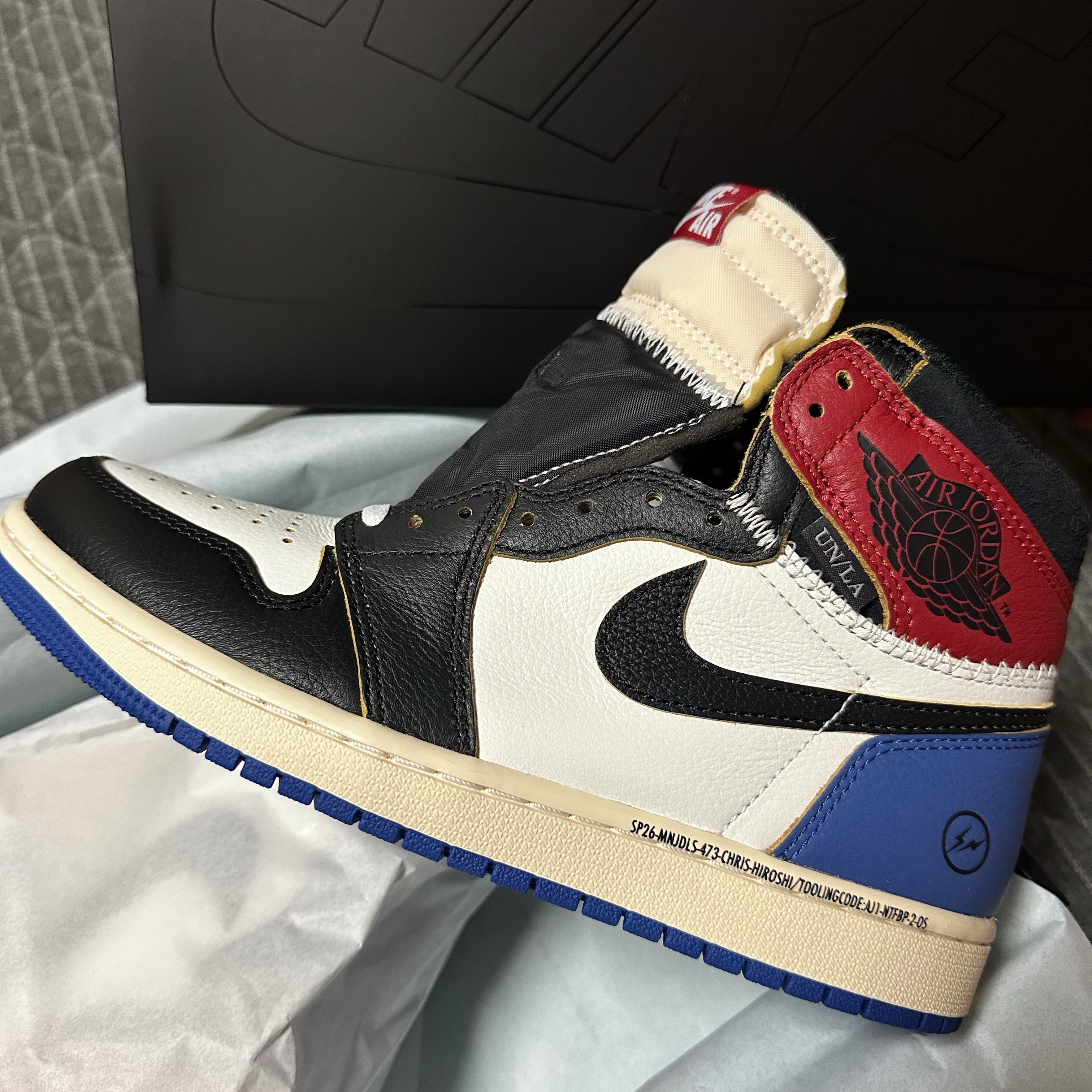 Jordan 1 x Fragment x Union LA Black and Varsity Red 착용 스타일 - 1