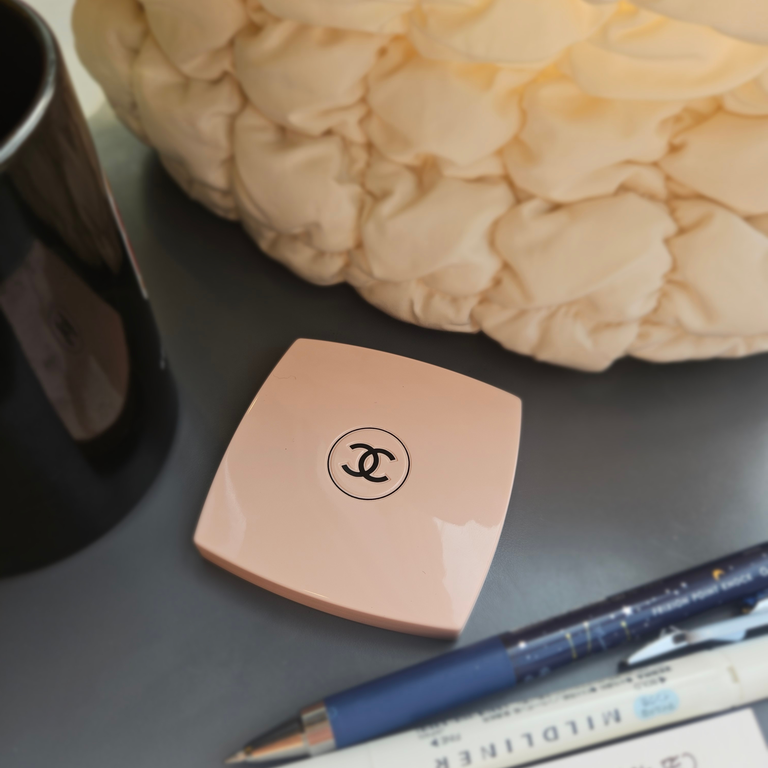 NewJeans x Murakami Metal Keyring Flower, COS Quilted Mini Bag Cream 착용 스타일 - 2