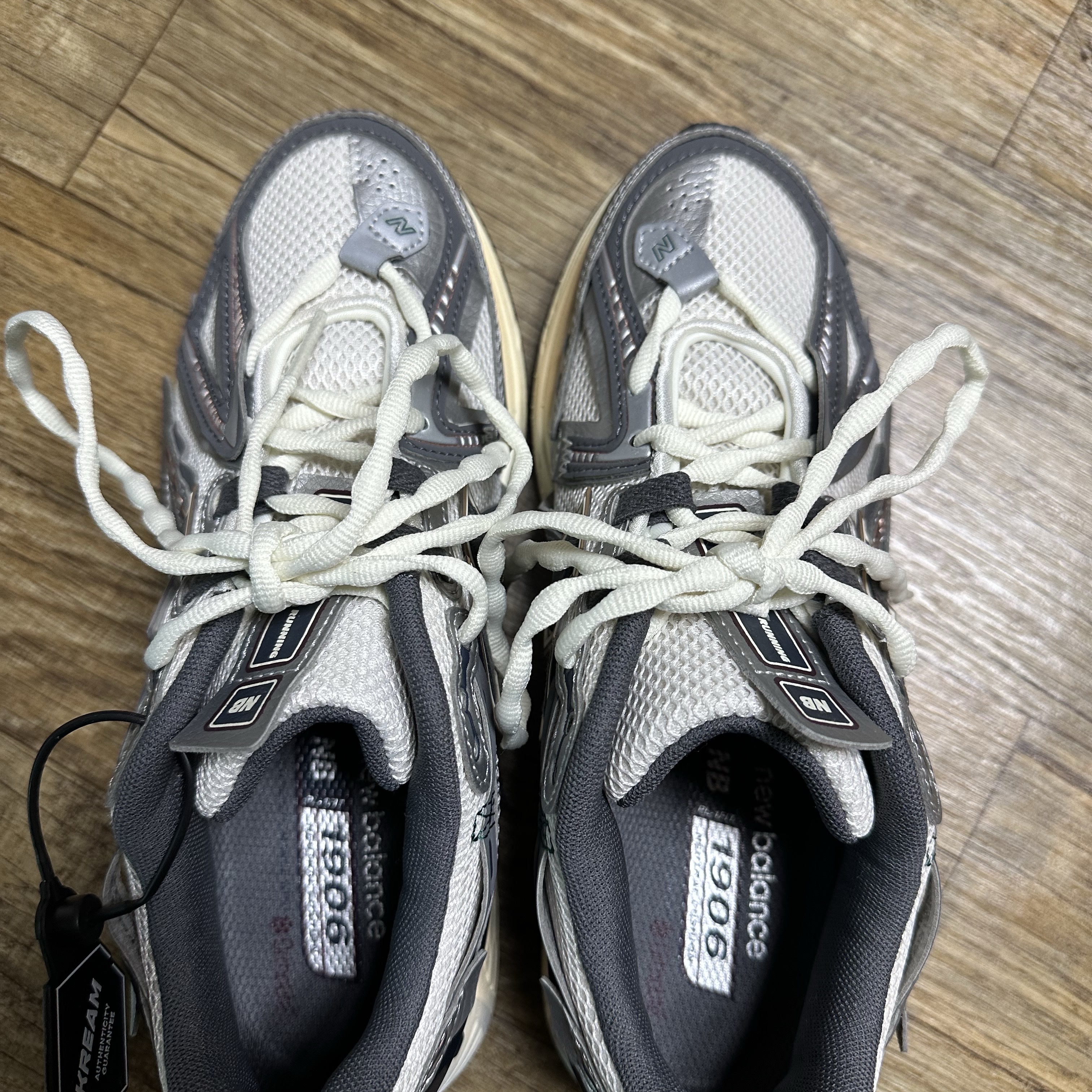 New Balance 1906A Silver Metallic Castlerock 착용 스타일 - 1