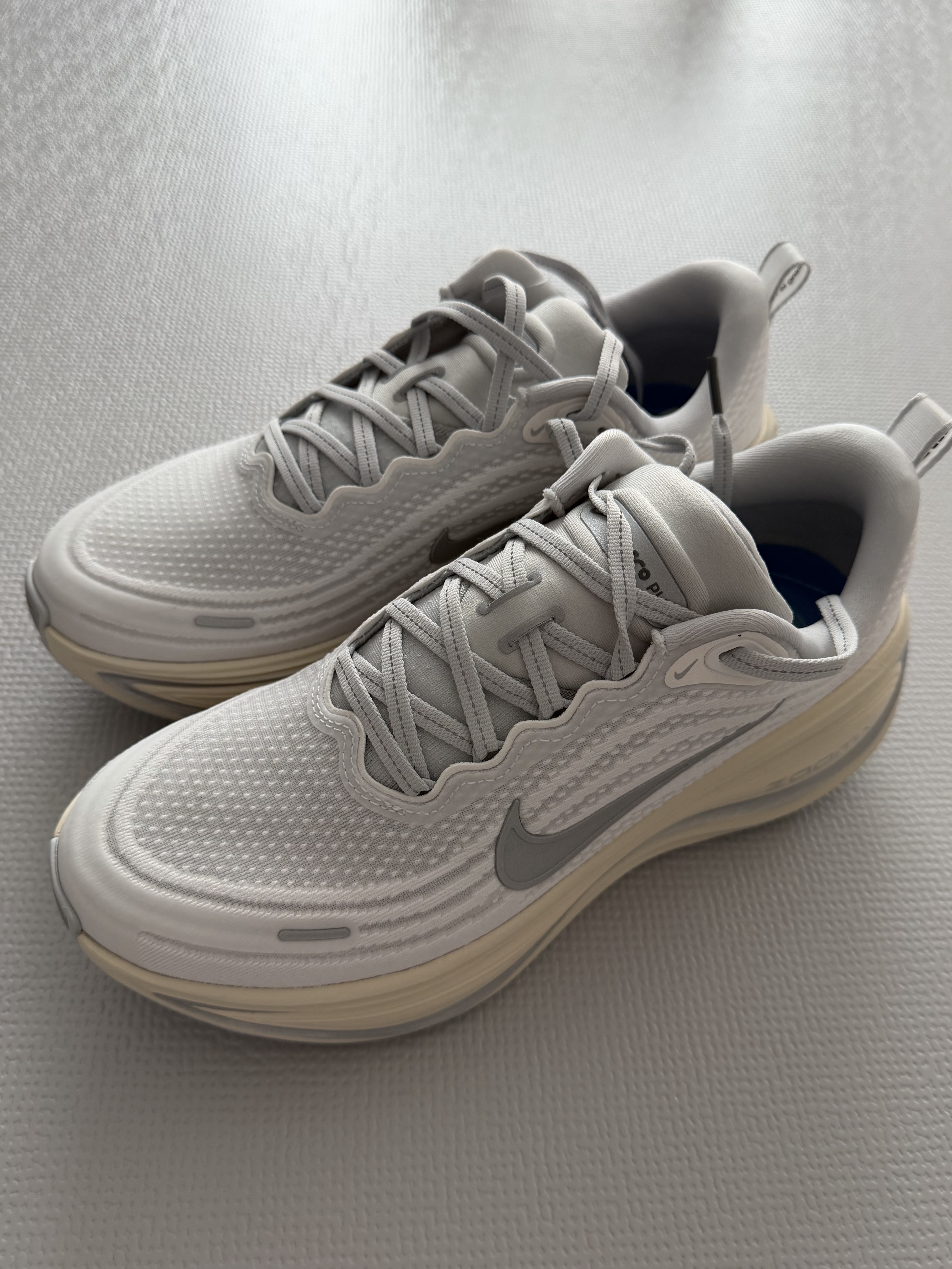 Nike Vomero Plus Platinum Tint Grey Fog 착용 스타일