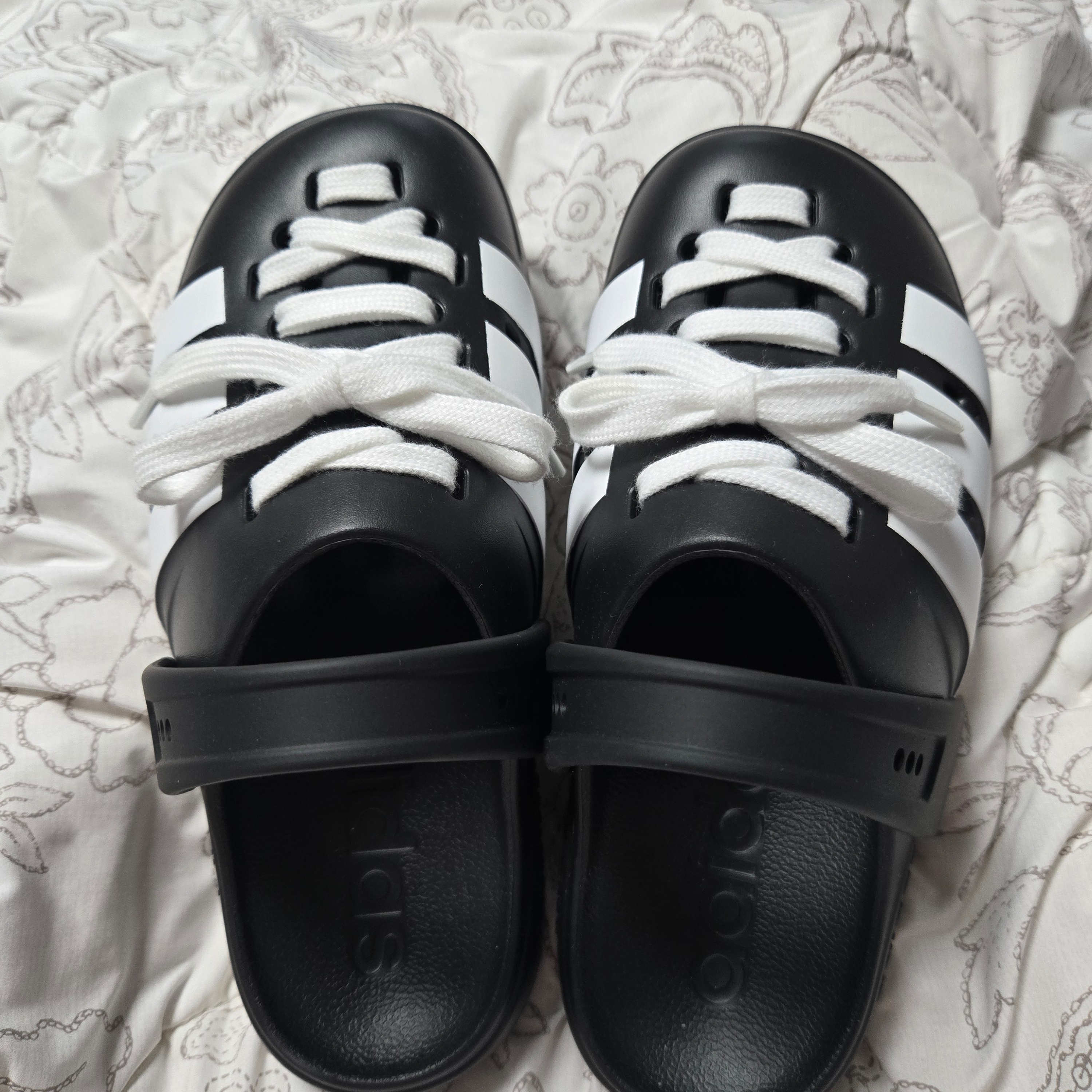 Adidas Adilette Clog 2.0 Core Black Cloude White 착용 스타일 - 1