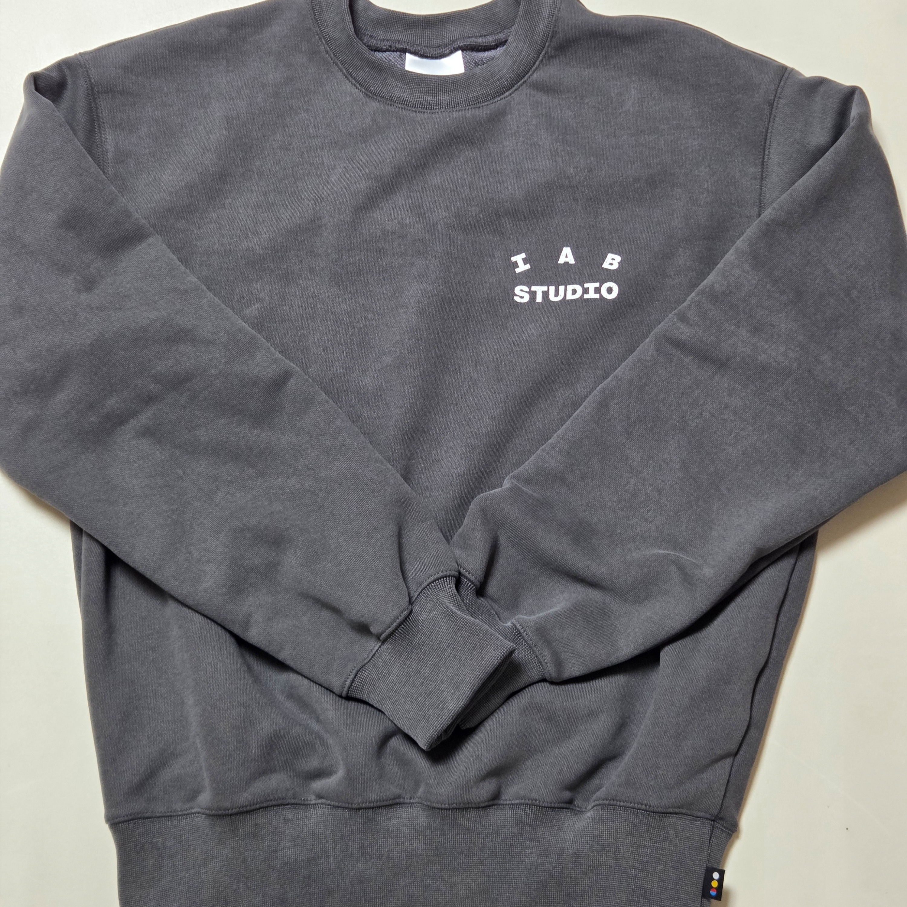IAB Studio IAB Damaged Logo Sweatshirt Charcoal 착용 스타일 - 2