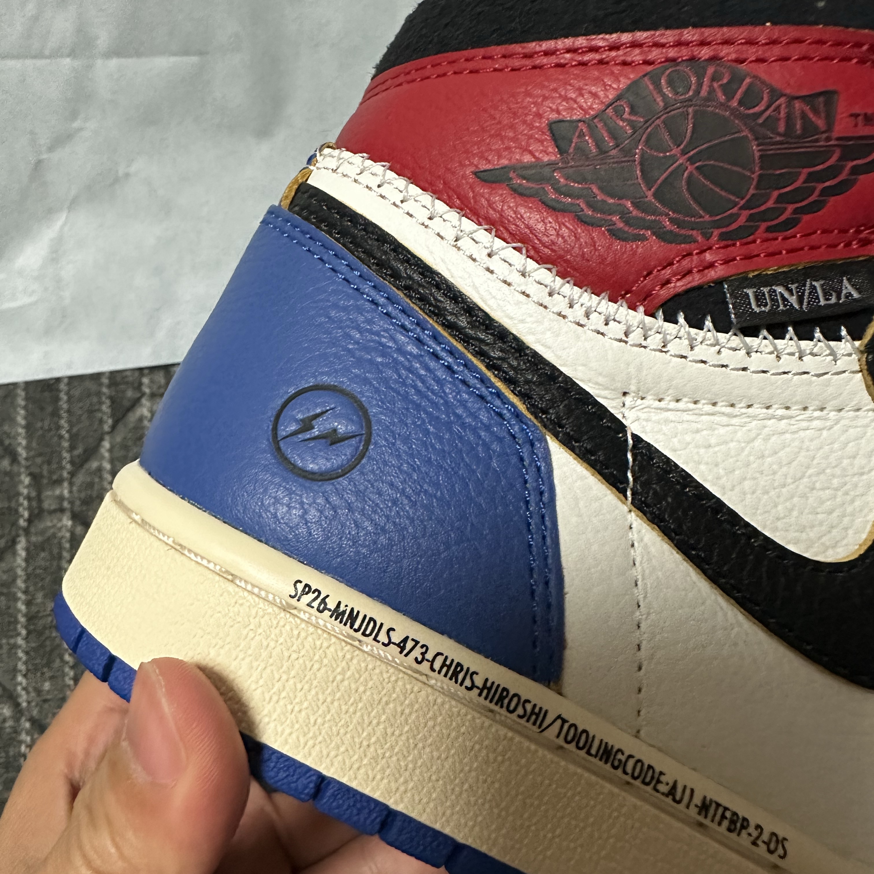 Jordan 1 x Fragment x Union LA Black and Varsity Red 착용 스타일 - 2