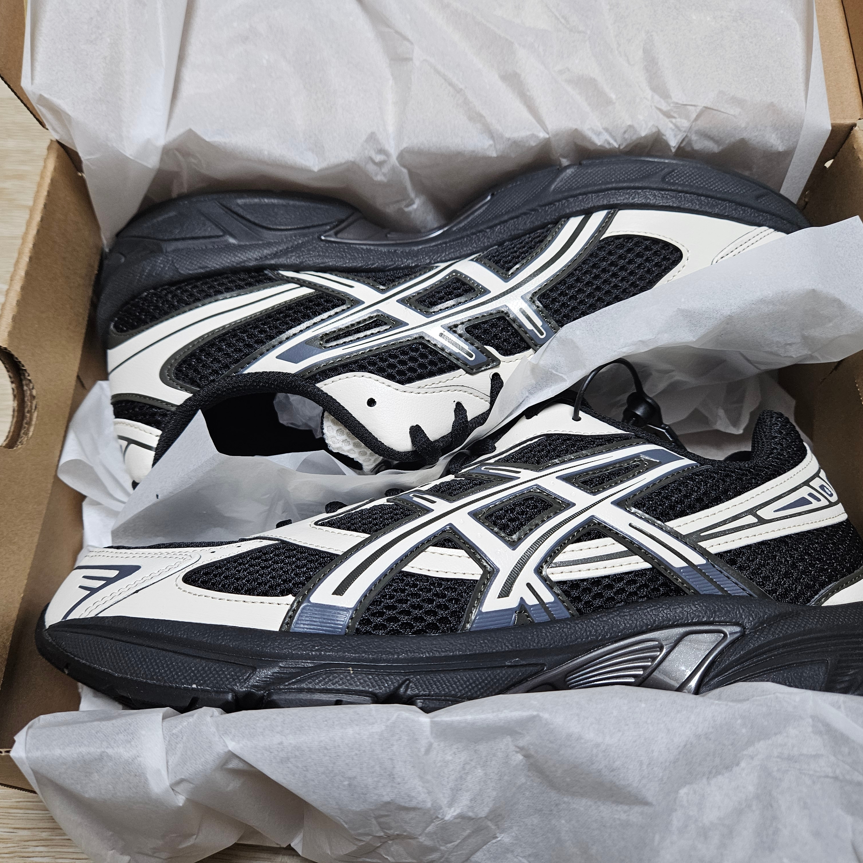 Asics Gel-1130 Black Cream 착용 스타일 - 1