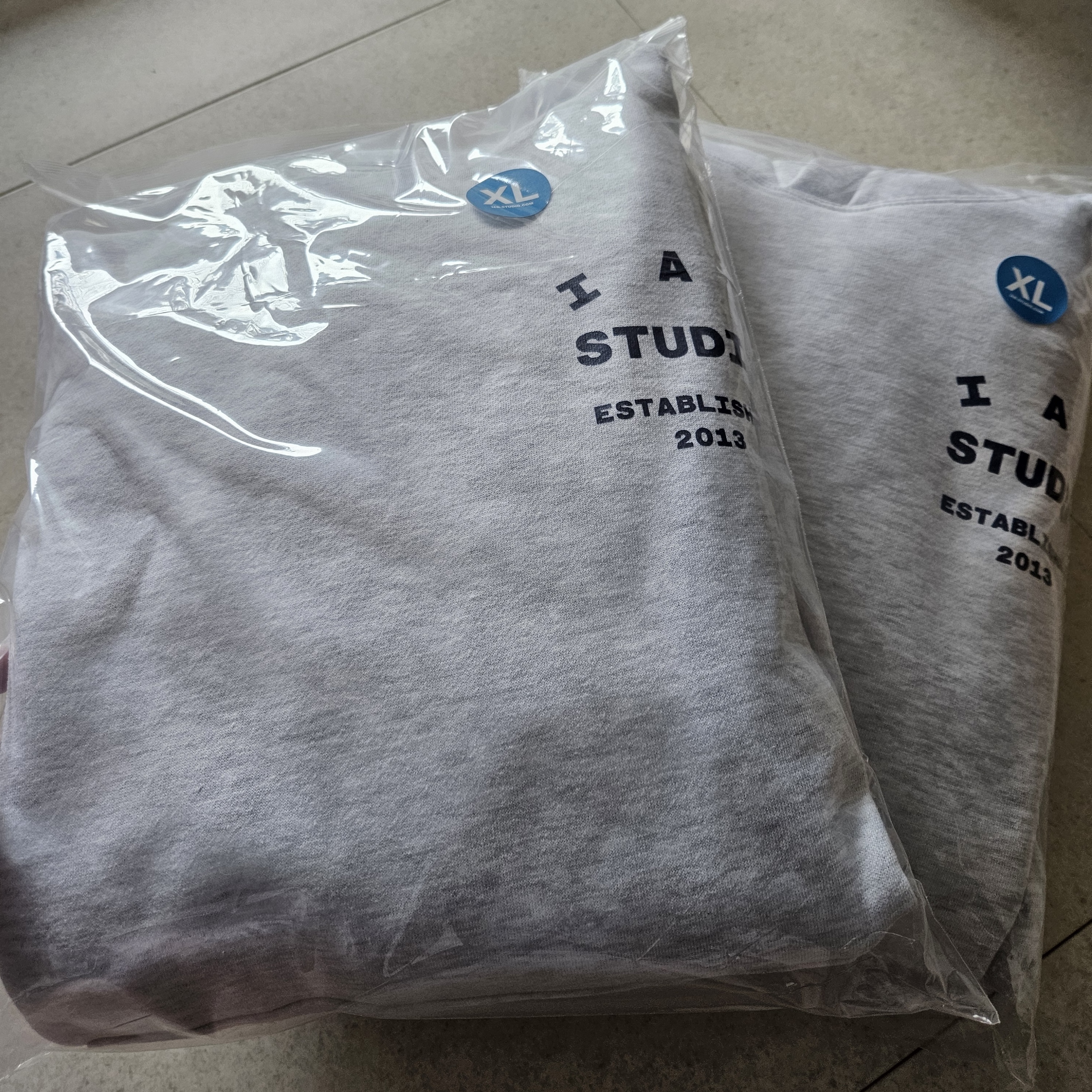 IAB Studio 25 Hoodie Light Gray Navy 착용 스타일 - 2