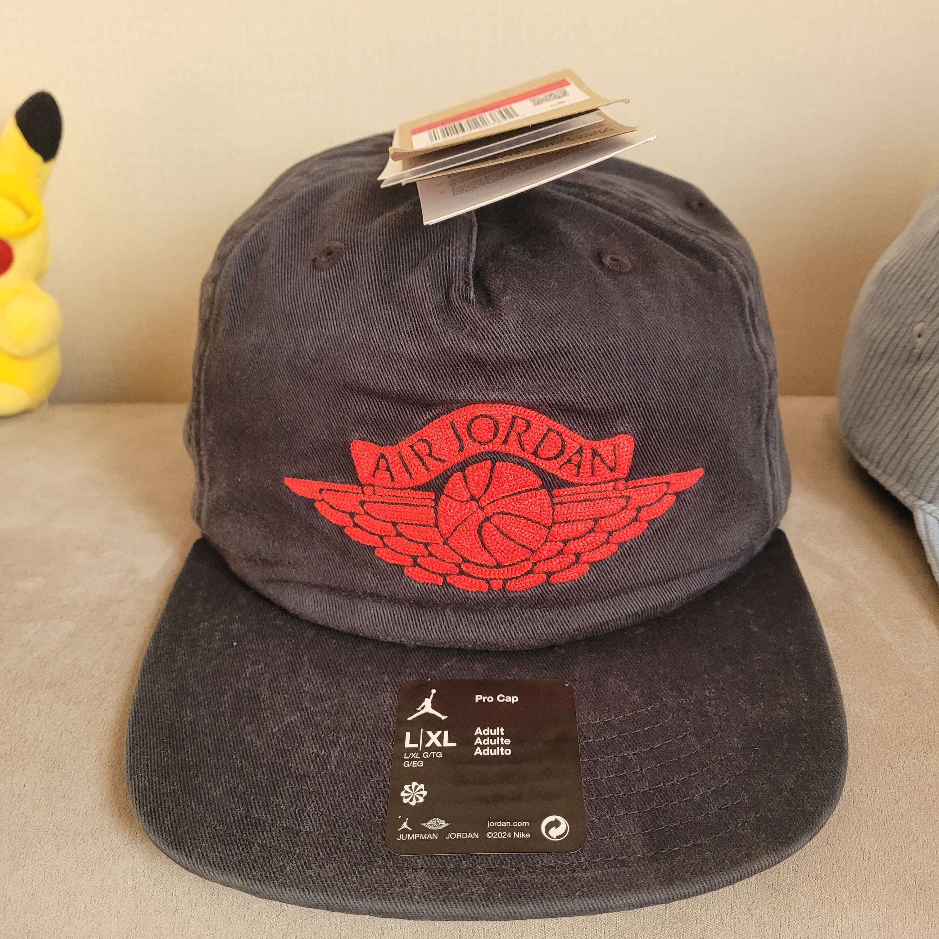 Jordan Pro Rare Air Unstructured Hat Black Chile Red 착용 스타일 - 1