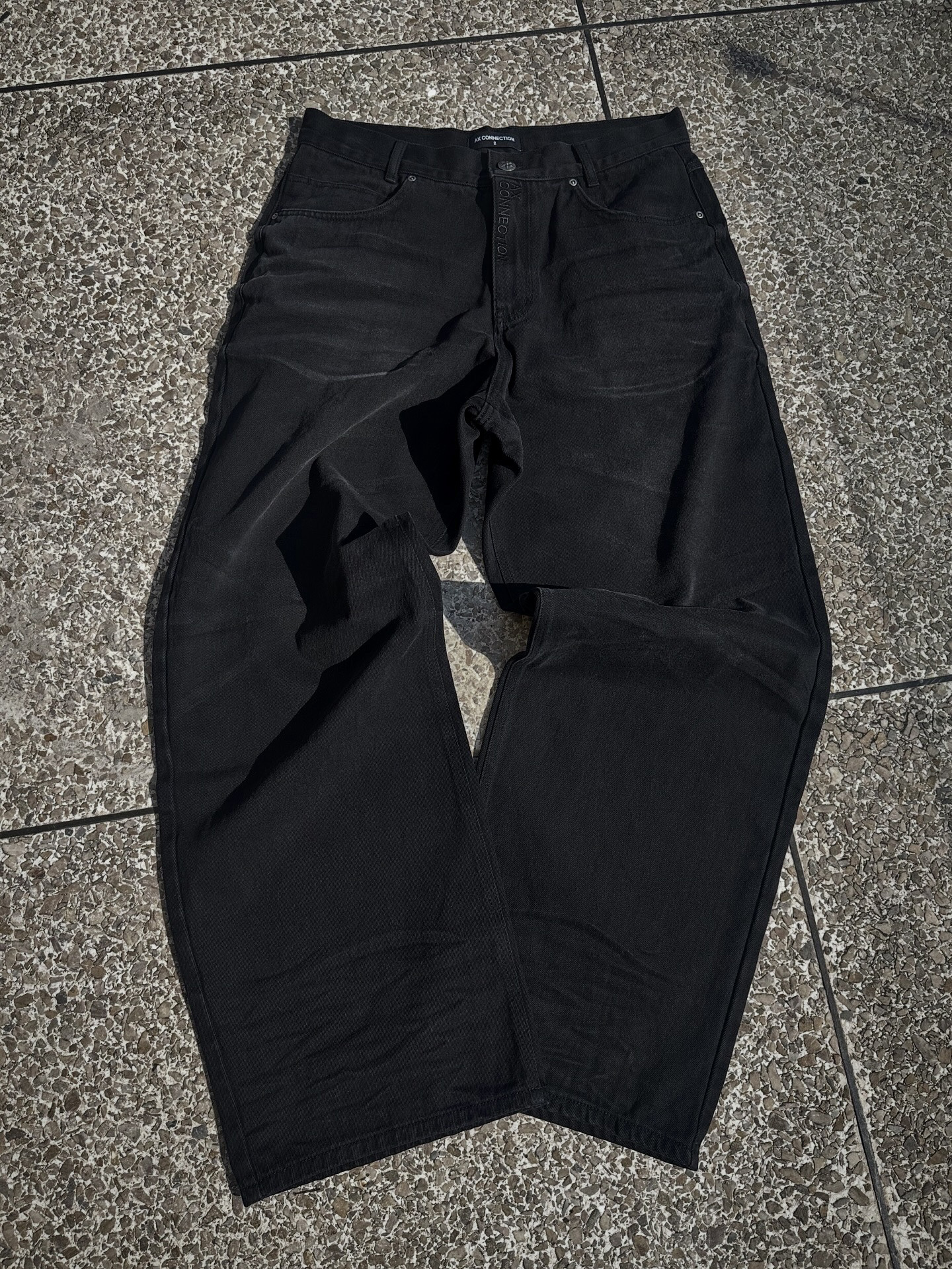 AX CONNECTION Raised Surface Washed Wide Denim Pants 착용 스타일 - 1