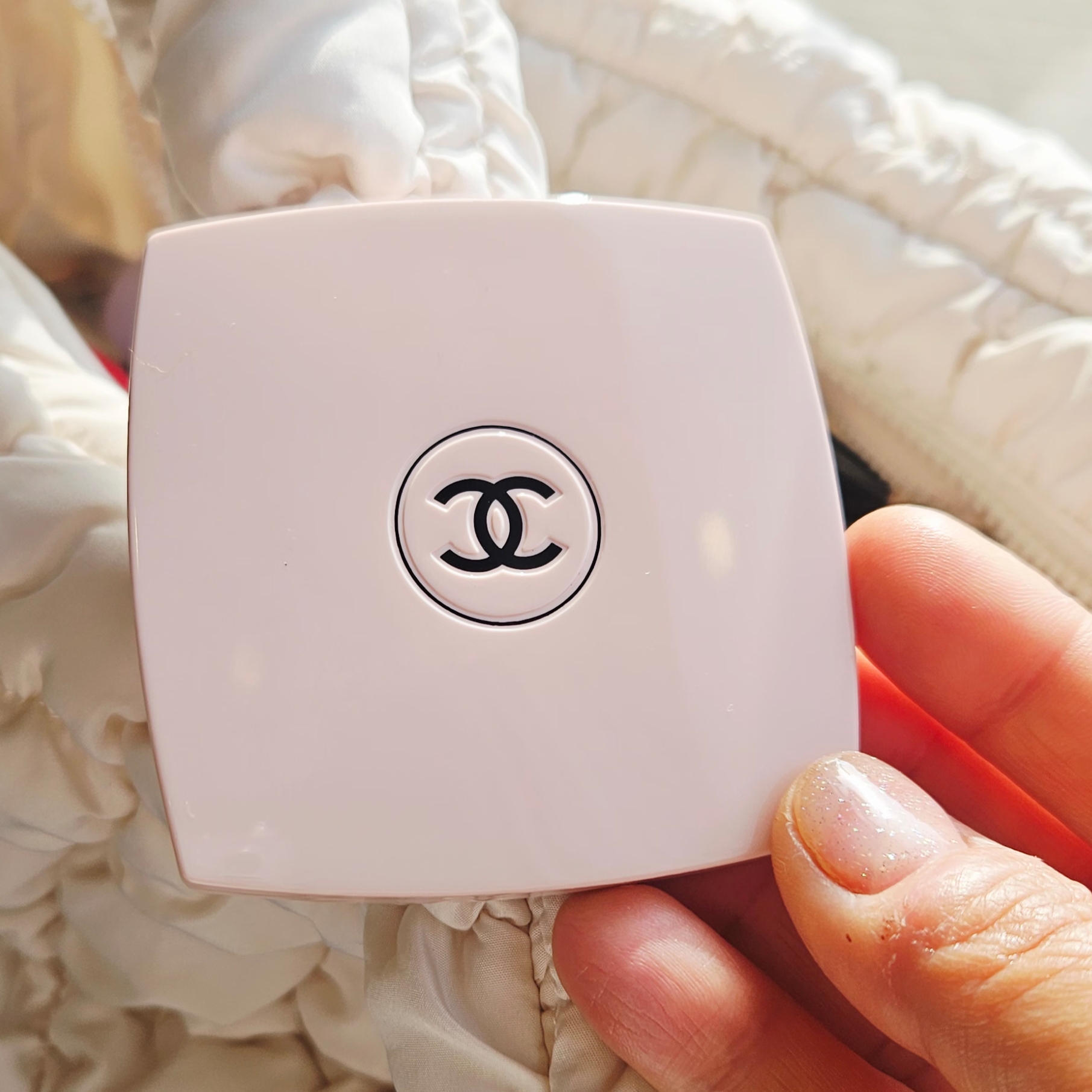 NewJeans x Murakami Metal Keyring Flower, COS Quilted Mini Bag Cream 착용 스타일 - 4