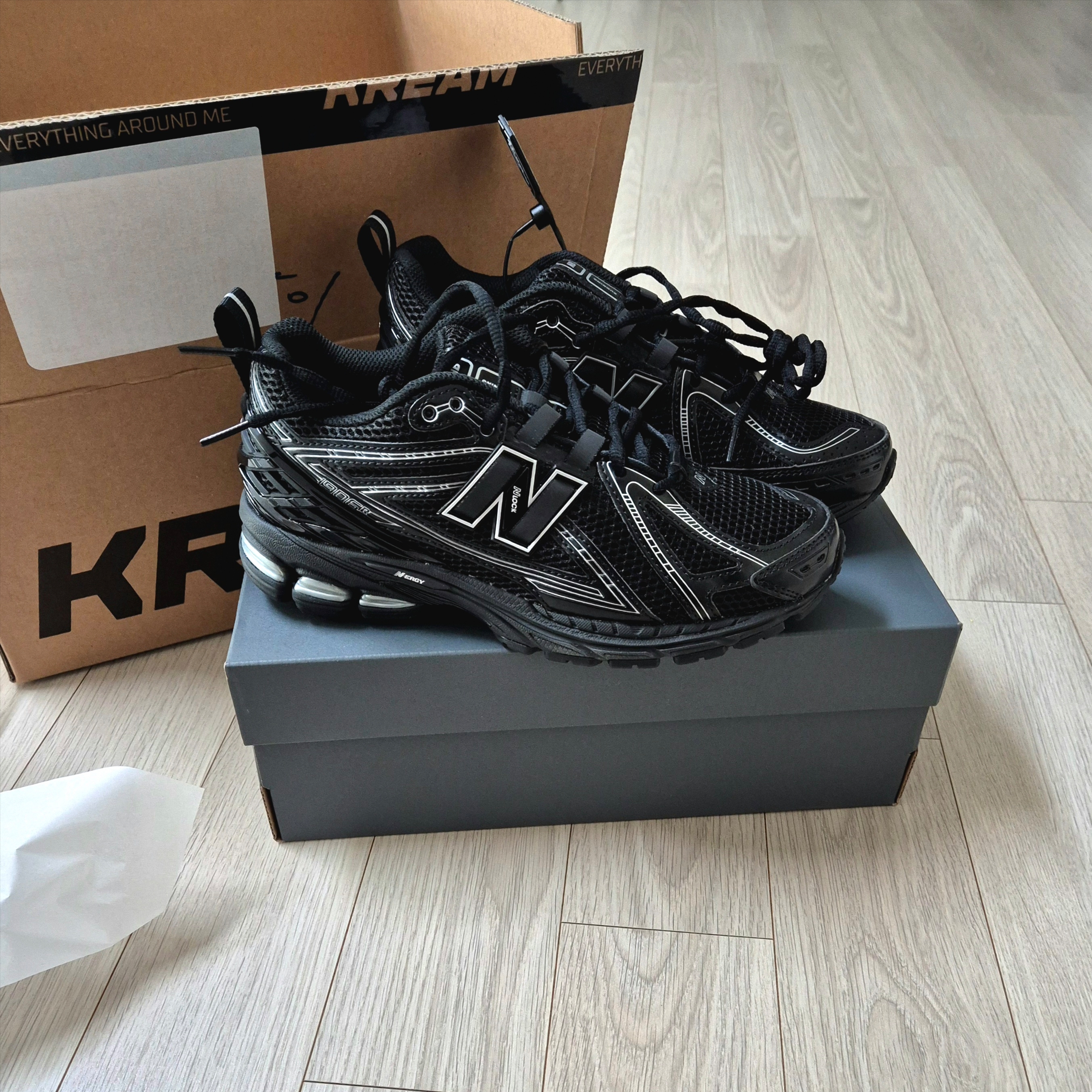 New Balance 1906R Black Silver Metallic 착용 스타일 - 1