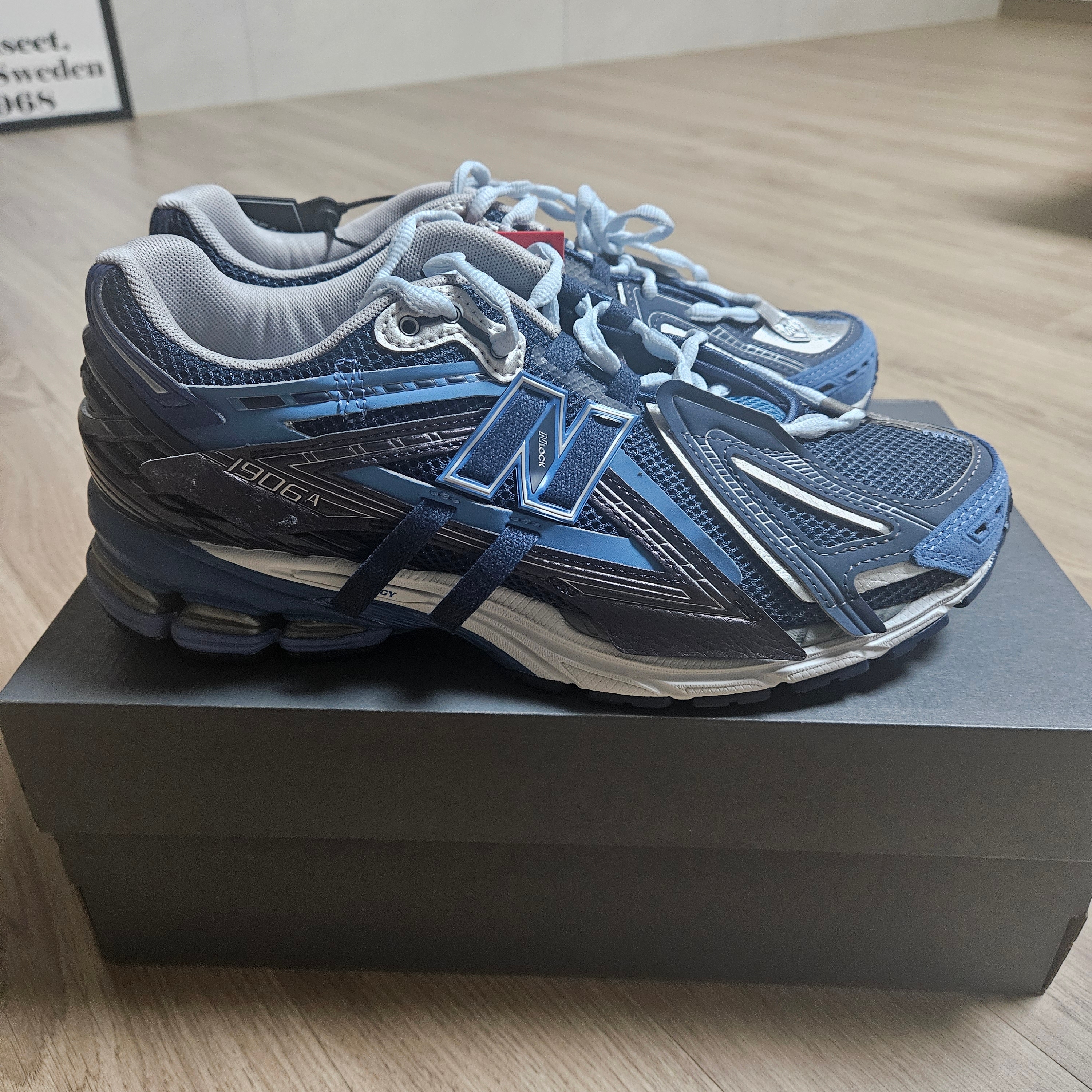 New Balance 1906A Sea Stone Nb Navy 착용 스타일 - 2