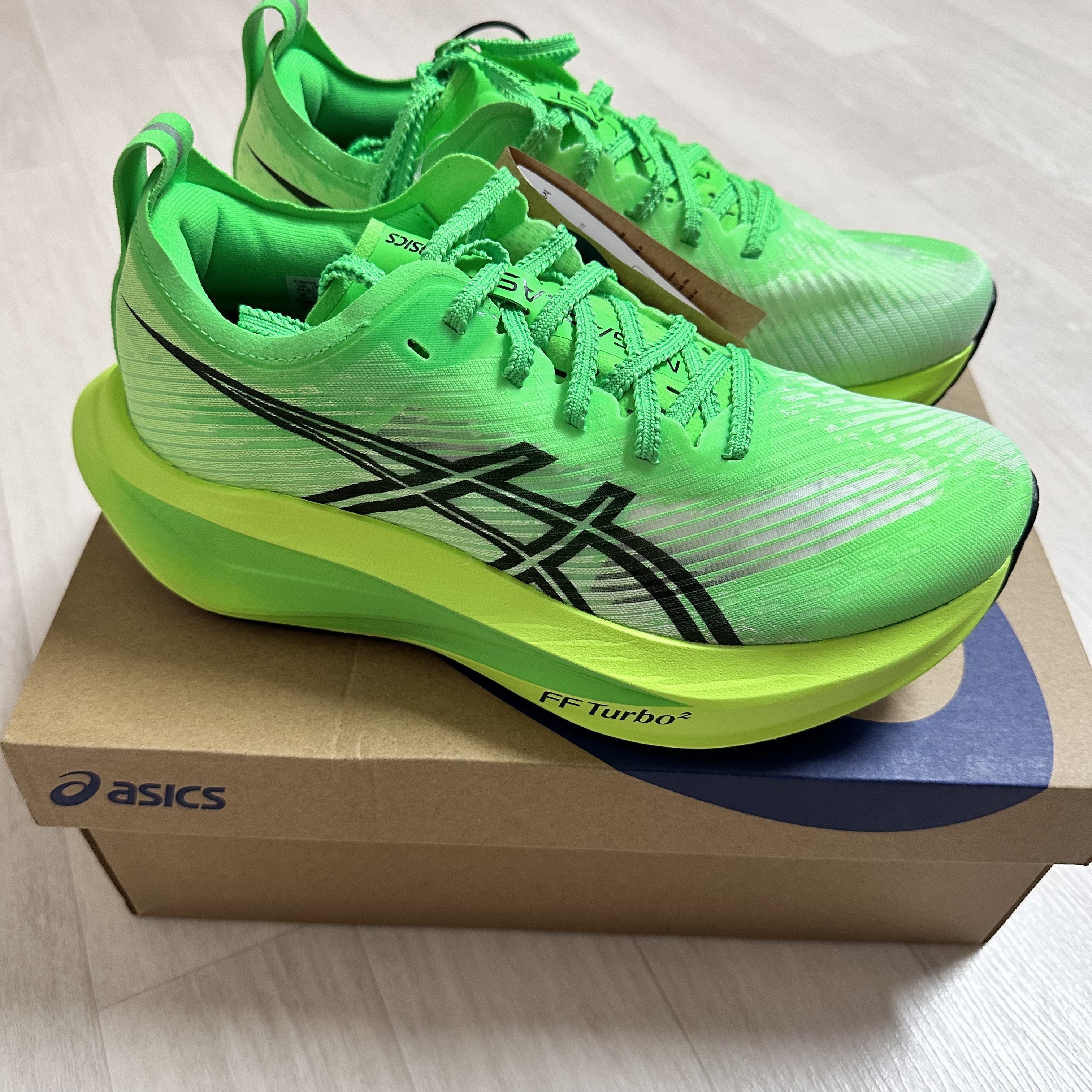Asics Megablast Vital Green Black 착용 스타일