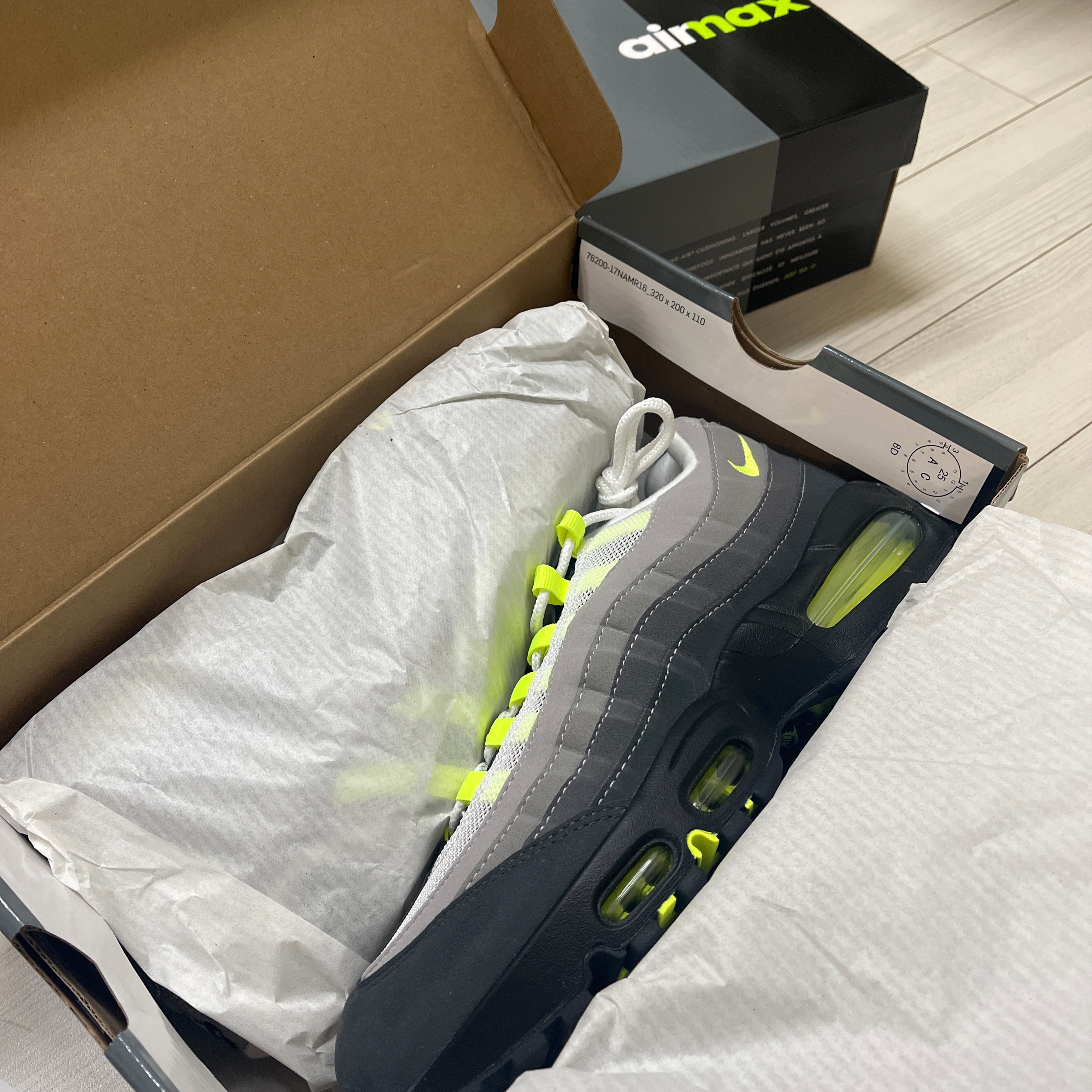 Nike Air Max 95 OG Neon 착용 스타일