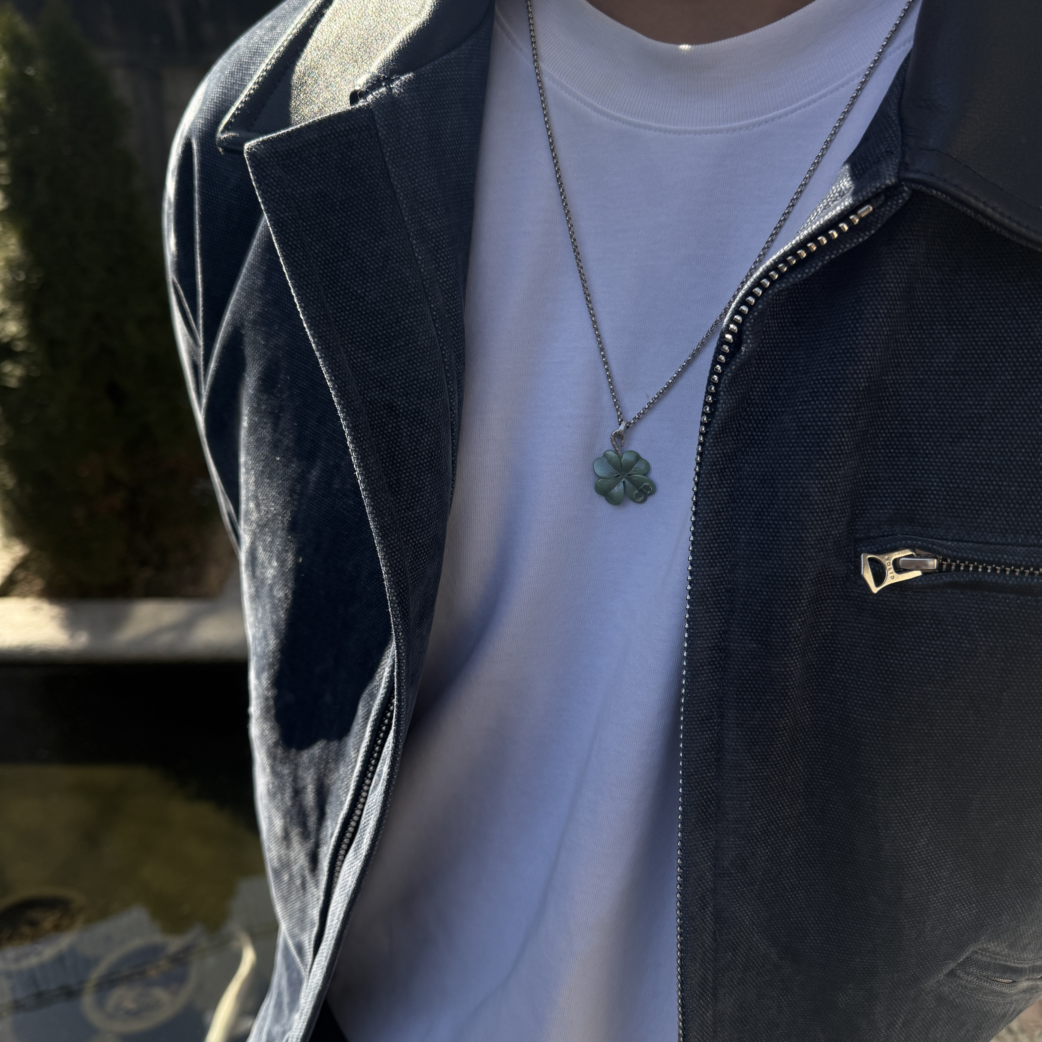 Dior Trefle Pendant Necklace Resin Silver Green 착용 스타일 - 3