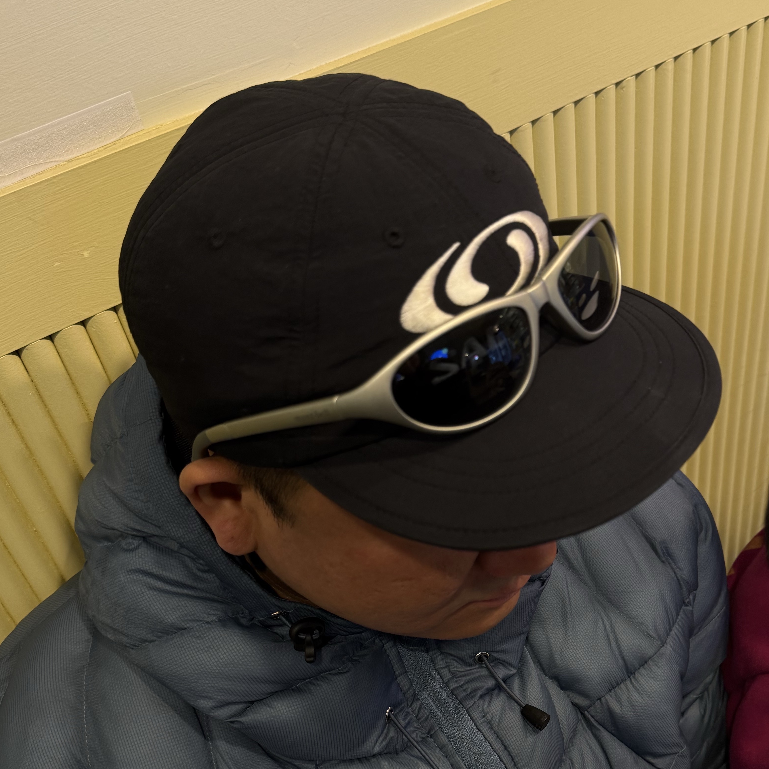 Montbell Trekking Glasses Silver Metallic Light Grey, Salomon Link 6 Panel Cap Black 착용 스타일