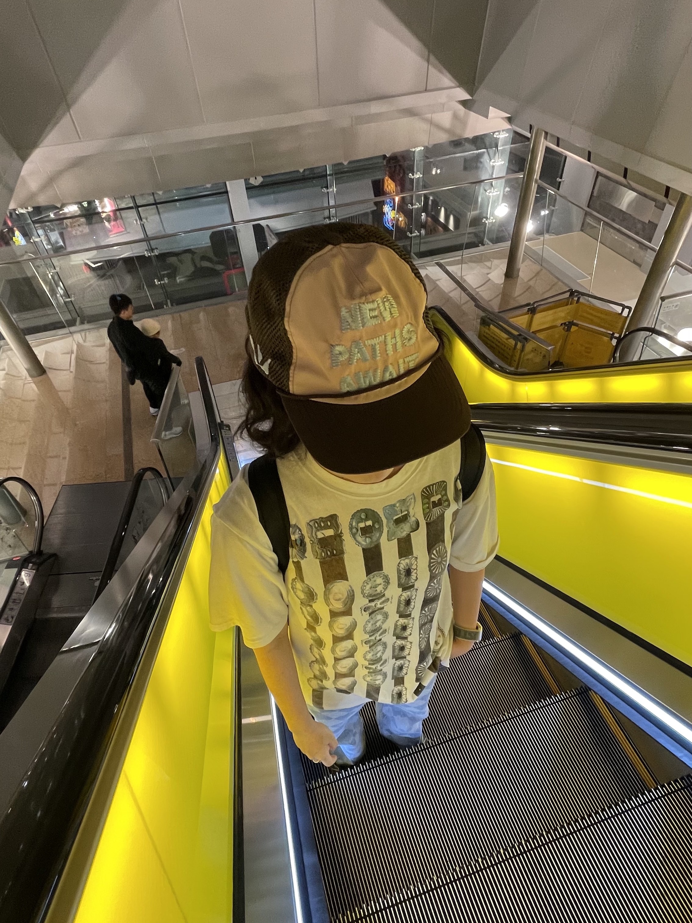 Alex Zono x Woodz New Paths Await Trucker Hat Beige, Kapital 20 Crew T-Shirt White 착용 스타일 - 2